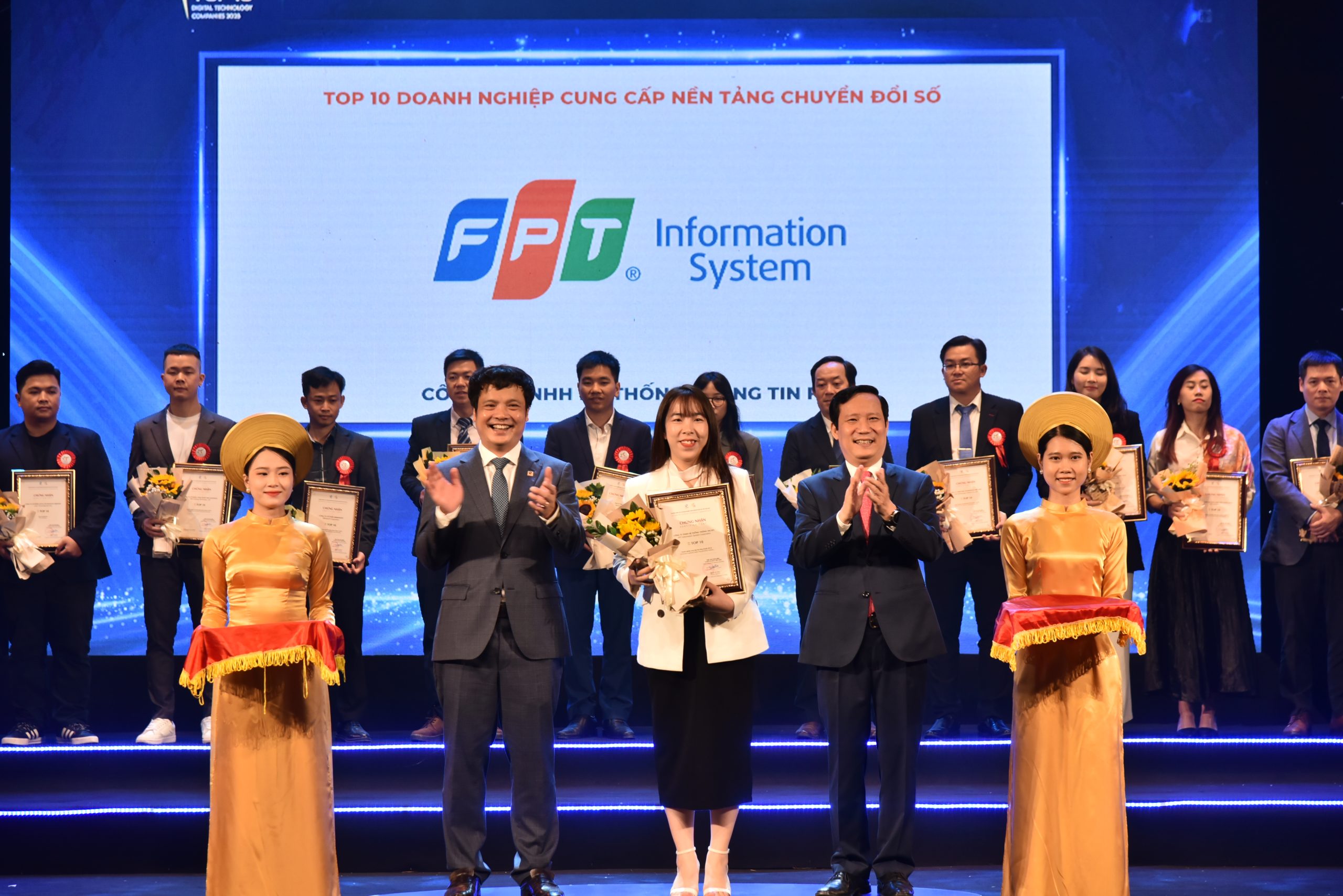 FPT IS thắng lớn tại giải thưởng Top 10 Doanh nghiệp Công nghệ số xuất sắc Việt Nam 2023