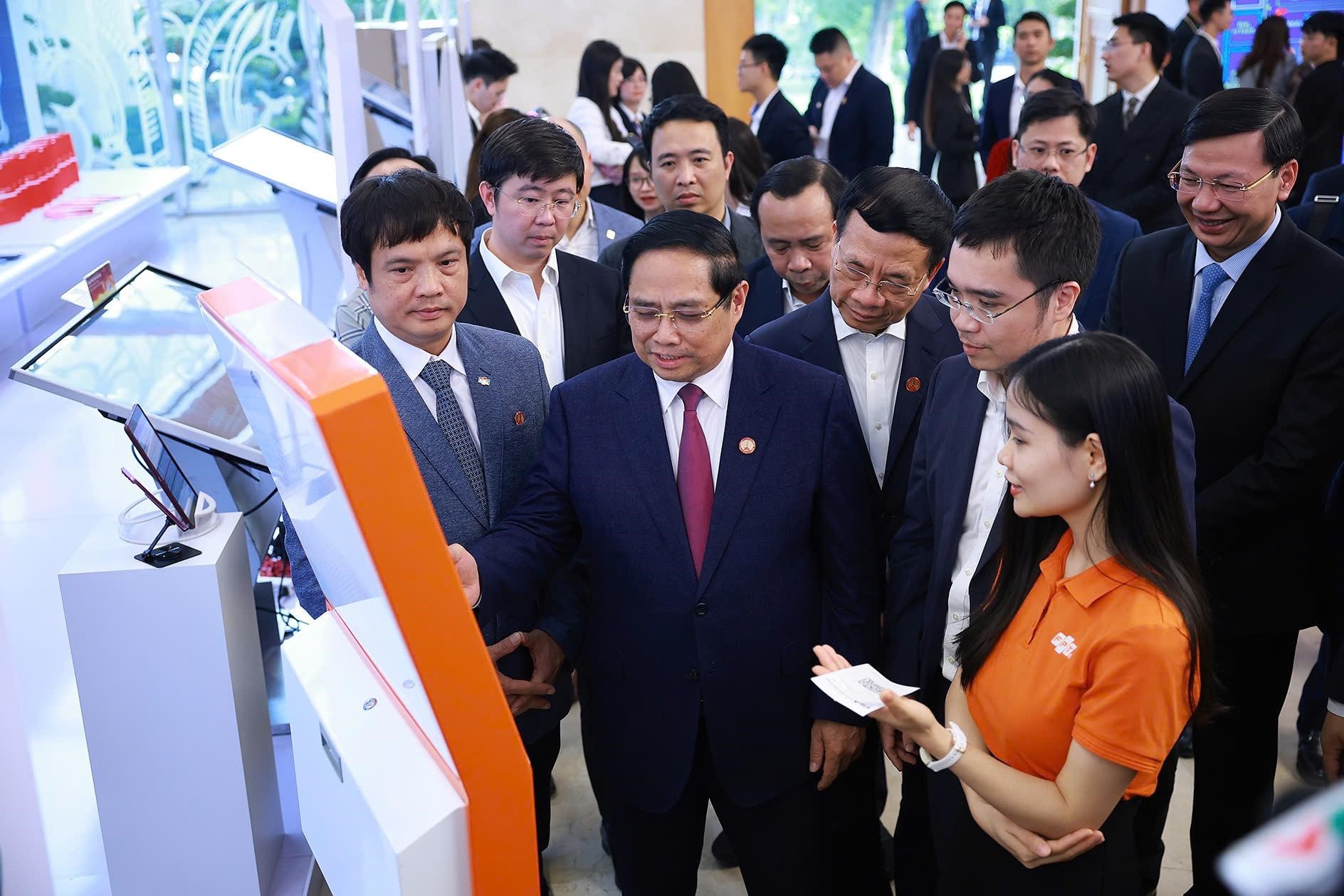 Fpt Project 06 Fpt Group Leaders Introduce Solution Models To Pm And Delegates 1768561561