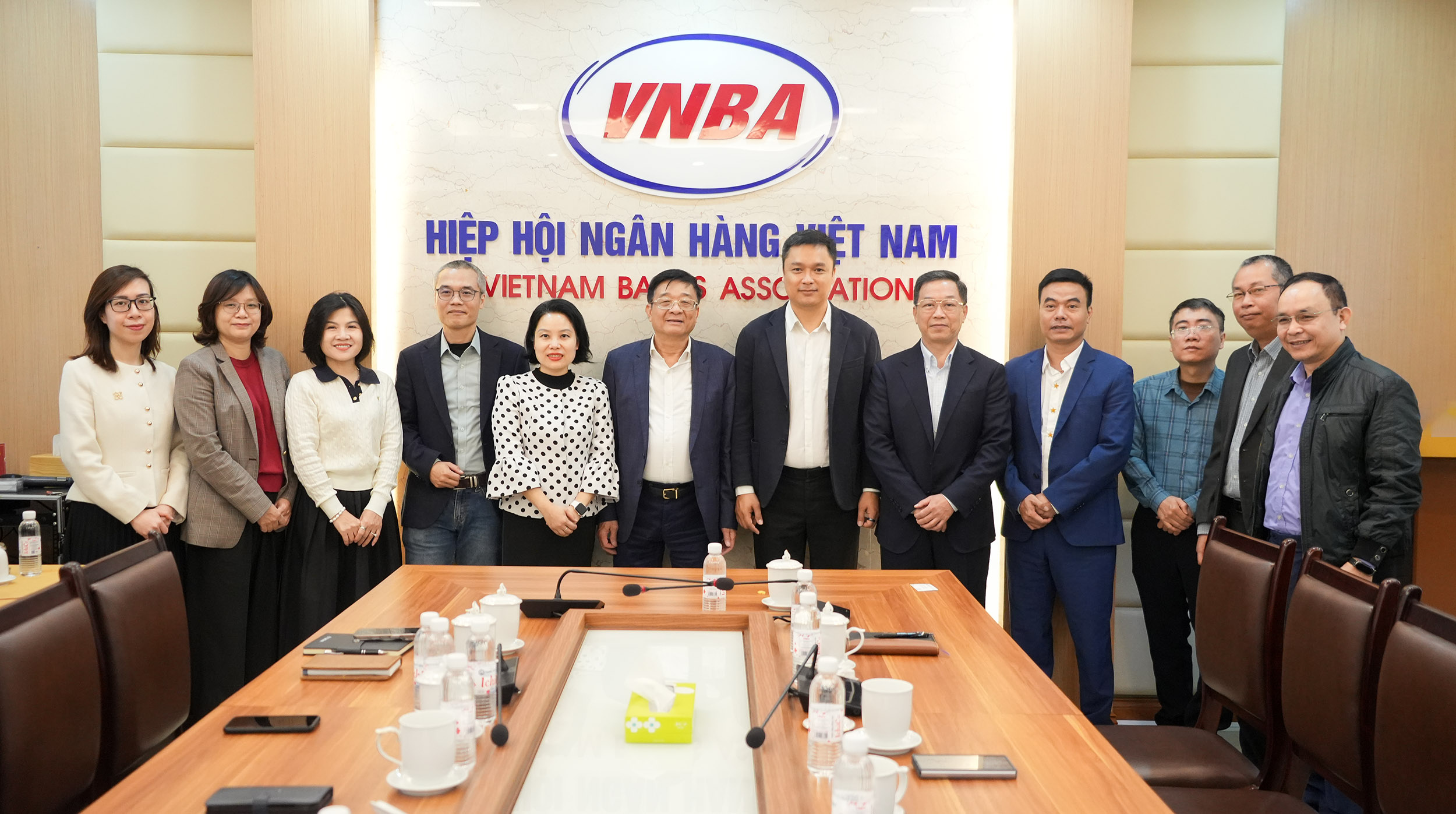 Representatives Of The Vietnam Banks Association And Fpt Corporation Pose For A Commemorative Photo 1769422280