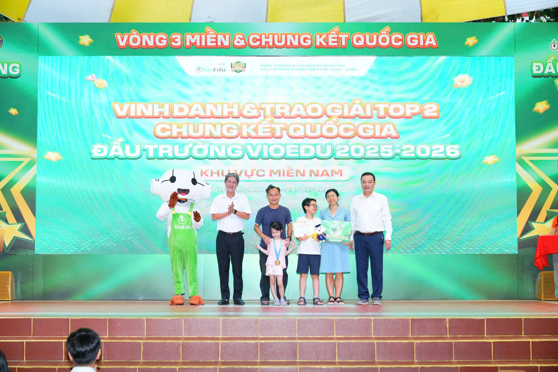Btc Trao Giai 2 Toan Quoc Cho Thi Sinh Tai Diem Thi Thanh Pho Hcm 1785494273 1785935978