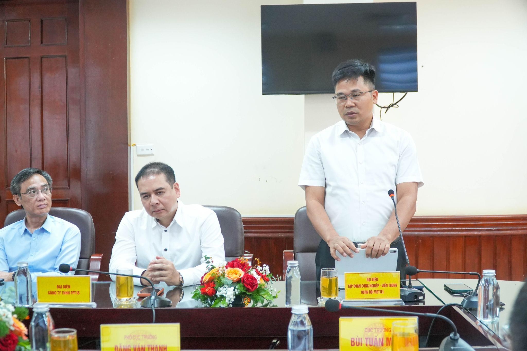 Ong Pham Van Hiep – Pho Tong Giam Doc Tong Cong Ty Giai Phap Doanh Nghiep Viettel Dai Dien Lien Danh Cam Ket Trong Viec Huy Dong Day Du Nguon Luc Phoi Hop Chat Che Giua Ca 1785936674