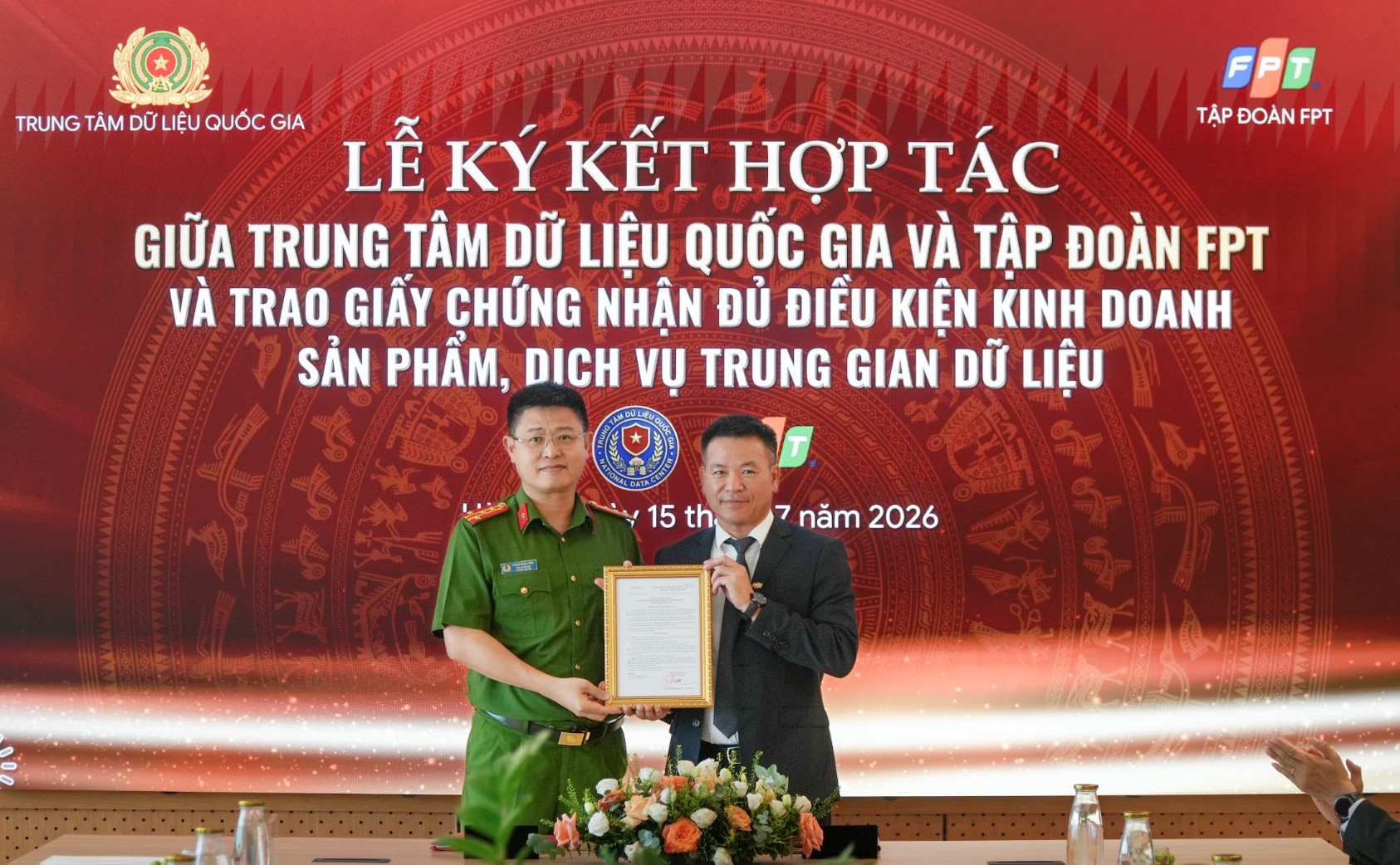 Trung Tam Du Lieu Quoc Gia Ky Trao Giay Chung Nhan Du Dieu Kien Kinh Doanh San Pham Dich Vu Trung Gian Du Lieu Cho Tap Doan Fpt 1784185765 1785761019