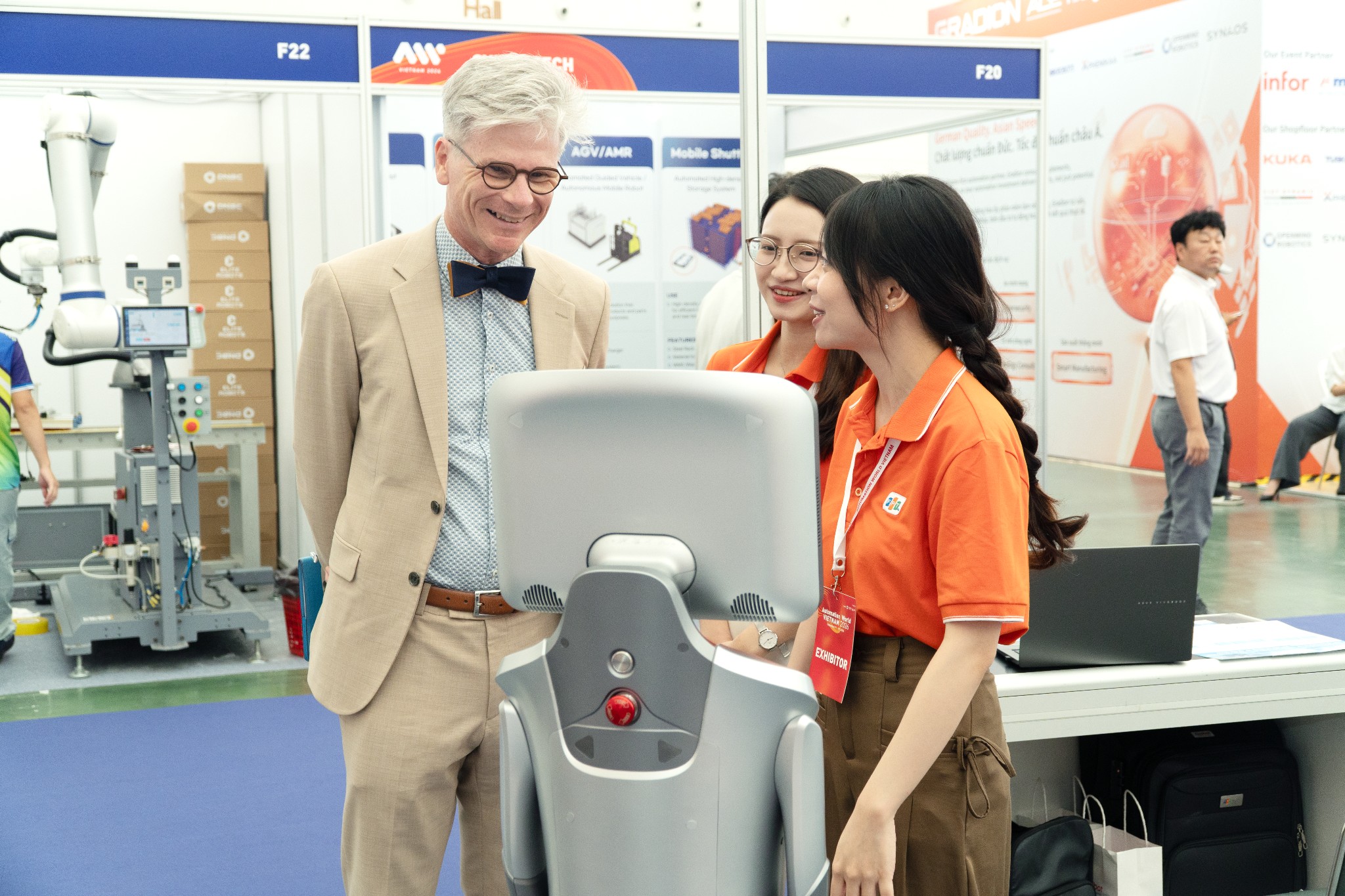 Fpt Phoi Hop Cung Cac Hang Cong Nghe Trinh Dien Cac Giai Phap Robot Tu Hanh 1789117871 1789666510