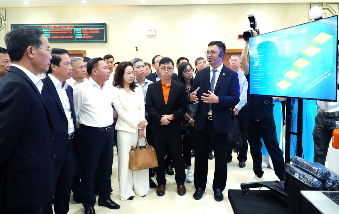 Ong Dao Hong Giang Evp Giam Doc Khoi Tai Chinh Va Ngan Hang Fpt Is Tap Doan Fpt Gioi Thieu He Sinh Thai Cong Nghe Ibm Fpt Toi Thong Doc Nhnn Va Cac Lanh Dao 1784111722 1790152353