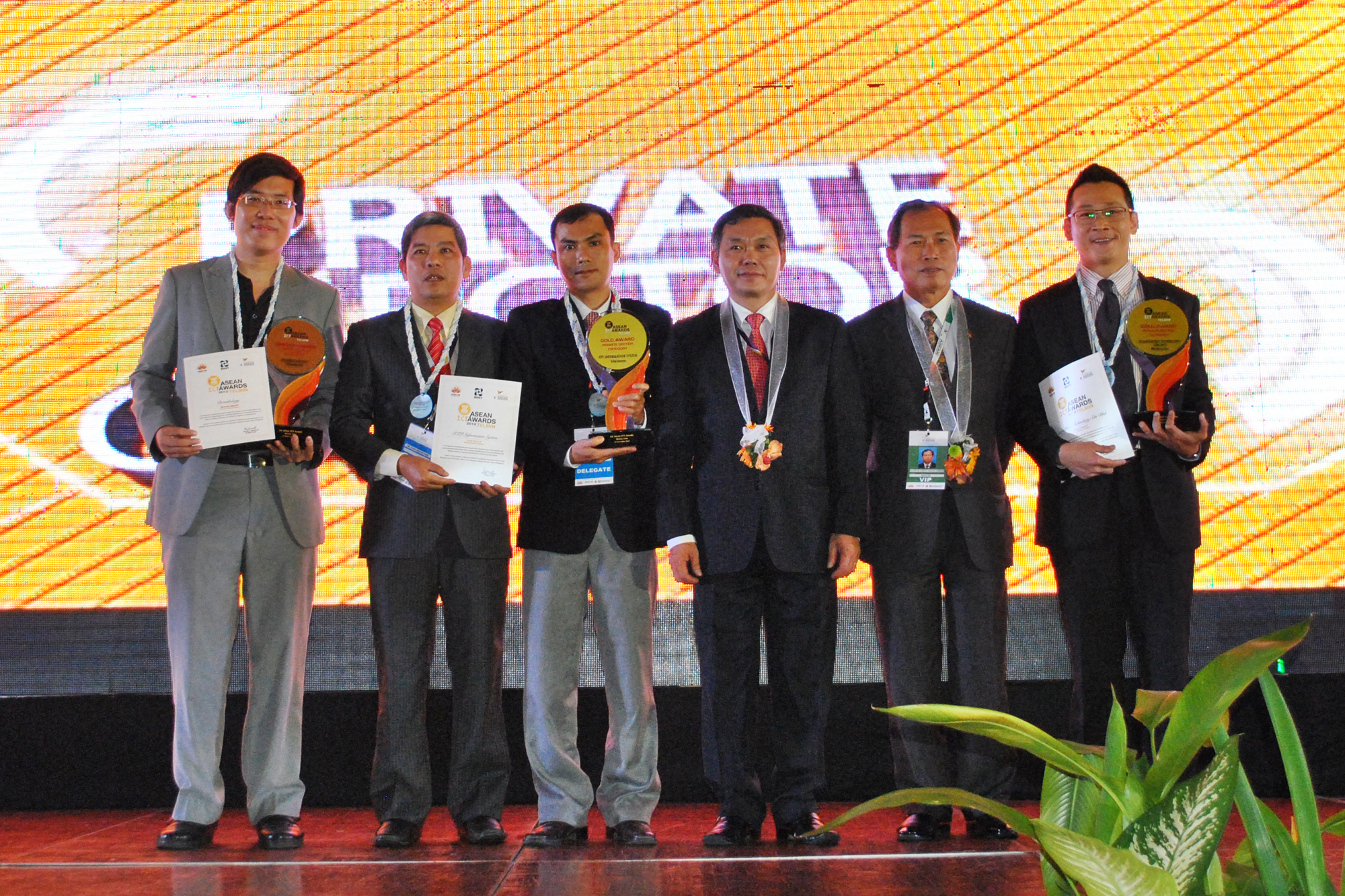 2012 ASEAN ICT Awards – Gold Award – Hospital Management System (FPT.eHospital)