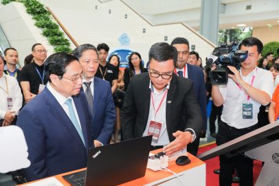 FPT IS demonstrates an ecosystem of tech solutions to the Prime Minister at Industry 4.0 Summit 2023