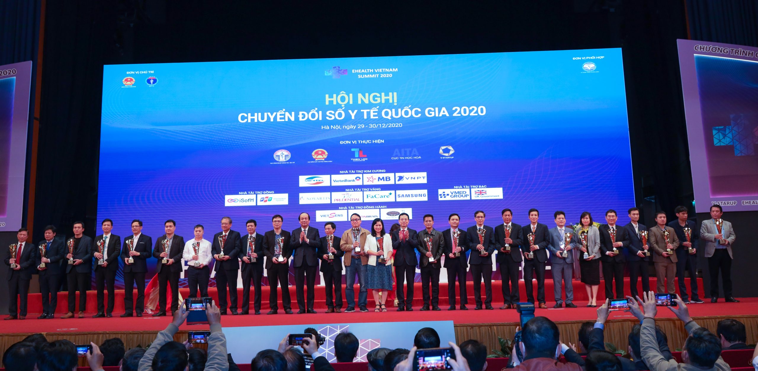 Certificate of Merit from the Director of the Department of Information Technology – Ministry of Health of Vietnam for FPT IS’s significant contributions to digital transformation in Healthcare in 2020