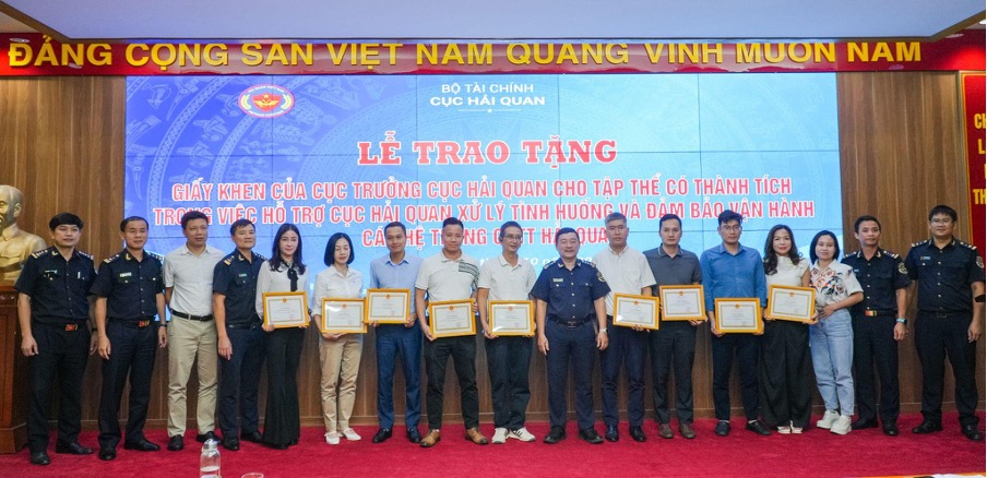 Cục Hải quan Việt Nam khen thưởng FPT vì đóng góp xuất sắc trong chuyển đổi số và ứng dụng CNTT 6 3 1762497385