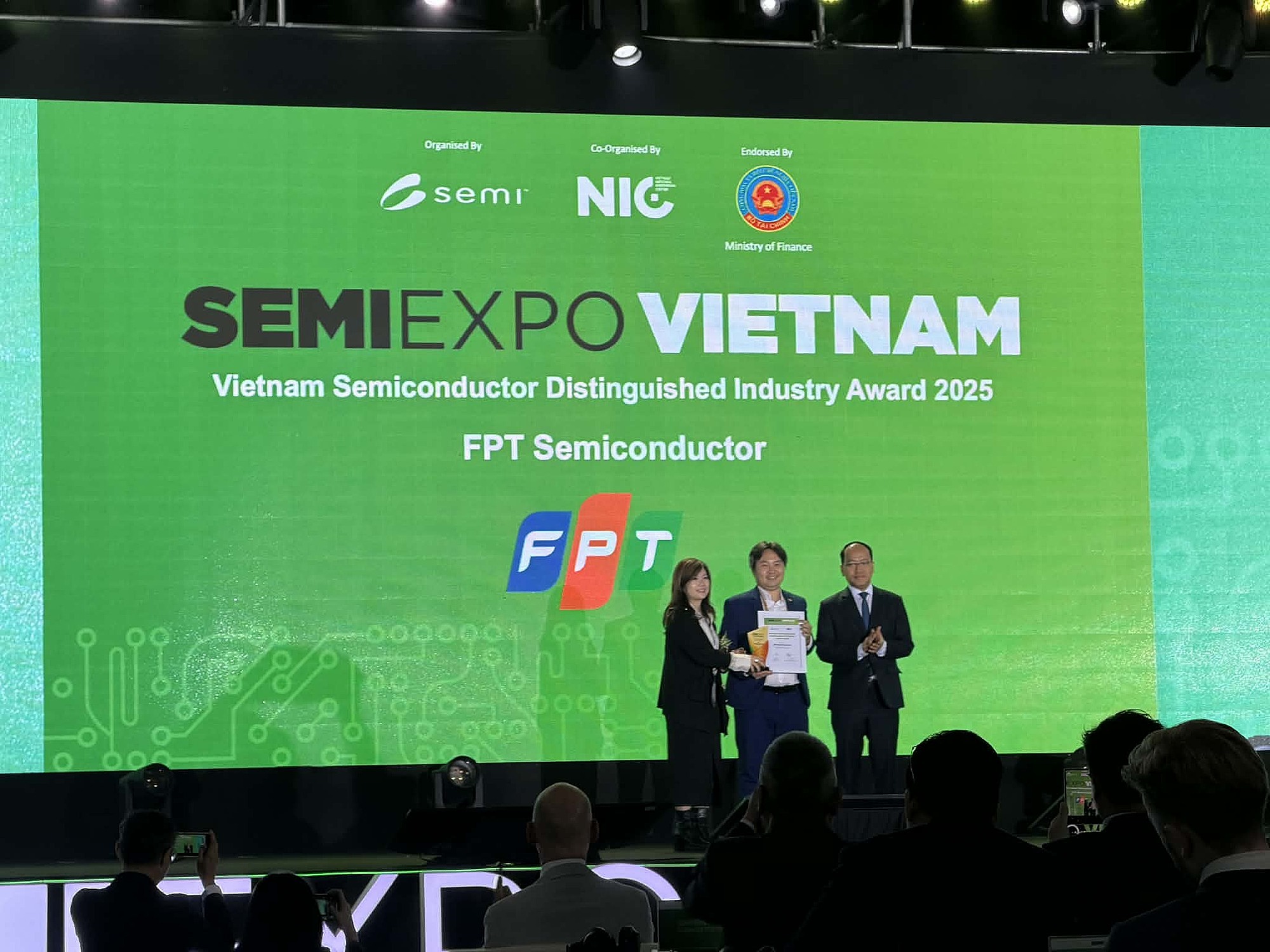 FPT được trao giải thưởng Doanh nghiệp Bán dẫn xuất sắc 4 9761 1762507401 1762746308