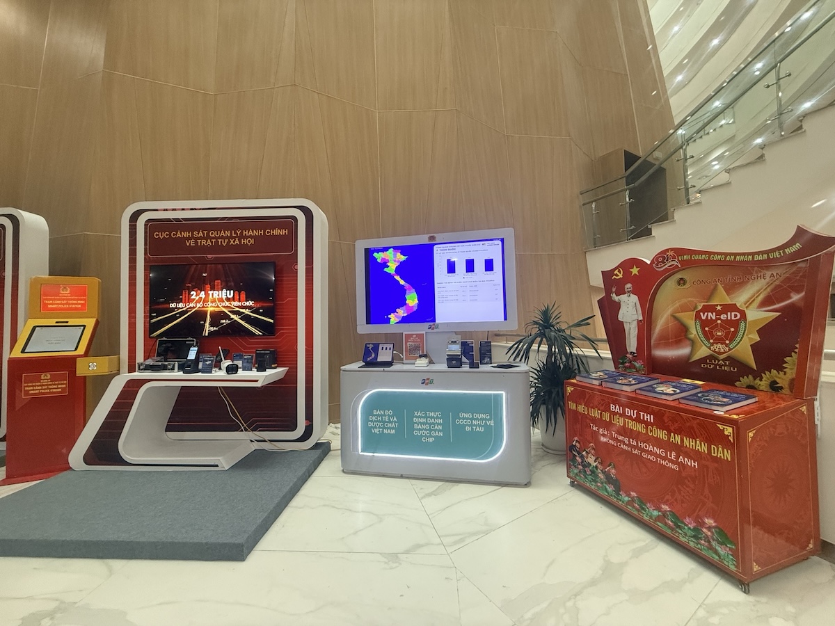 FPT giới thiệu các giải pháp Make in Vietnam tại Sự kiện Chuyển đổi số Bộ Công an 2025 5 Fpt Chat Img 1652 1762329043