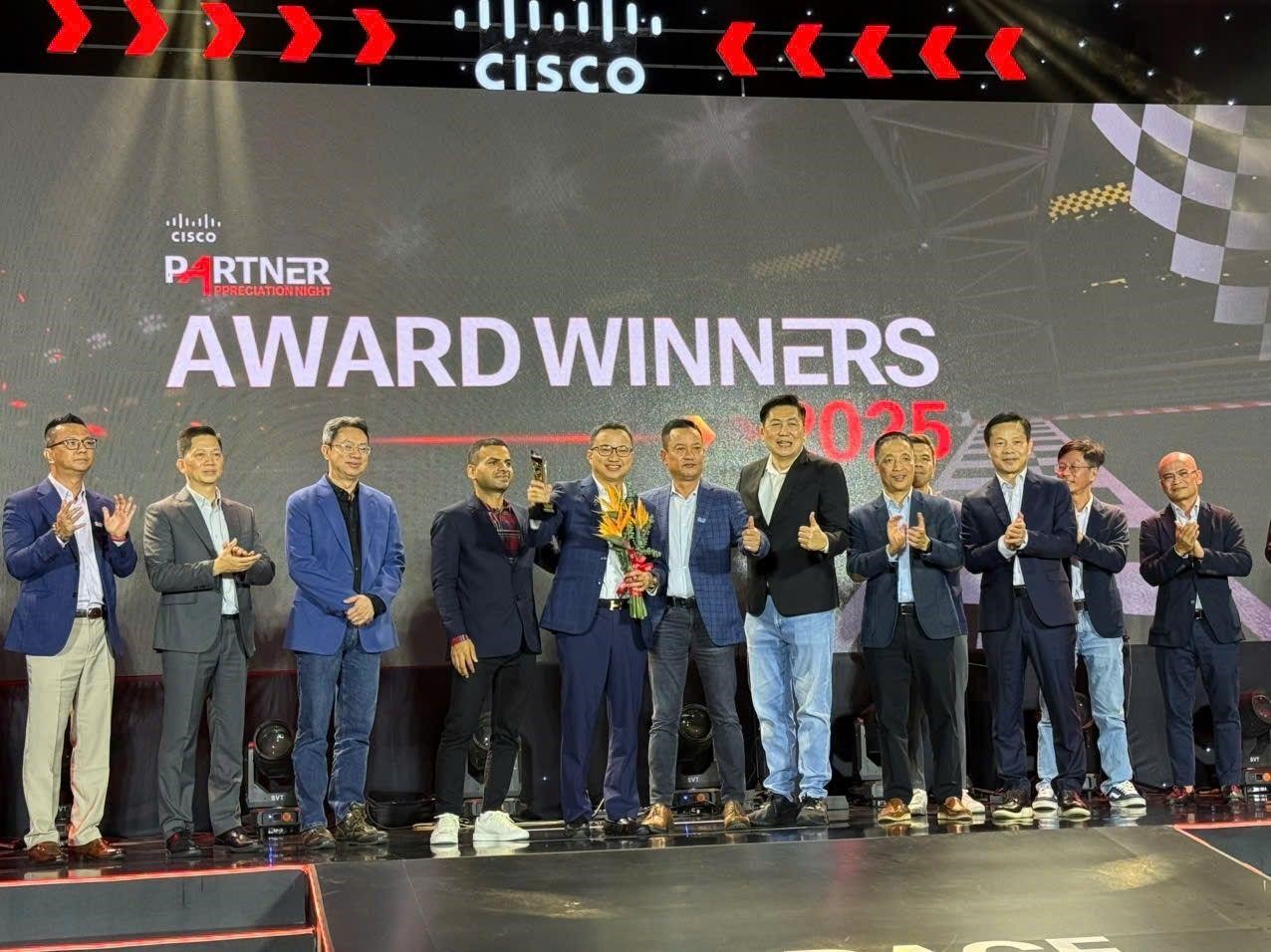 FPT ghi dấu ấn tại Cisco Partner Appreciation Day 2025 với 3 giải thưởng lớn 4 Fpt Vinh Dự Nhận đồng Thời 3 Giải Thưởng Lớn Tại Cisco Partner Appreciation Day 2025 Với 1766481845