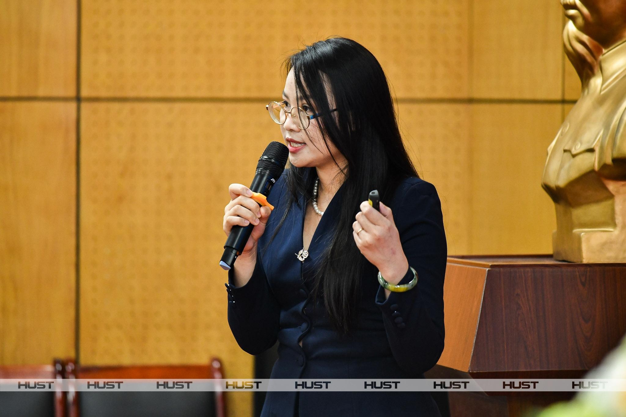 FPT đề xuất 3 hướng phát triển nhân lực bán dẫn tại hội thảo quốc tế ở Đại học Bách khoa Hà Nội 7 Bà Nguyễn Thị Hồng Vân đại Diện Fpt đề Xuất Ba định Hướng Trọng Tâm Trong Phát Triển Nguồn Lực Bán Dẫn 1774524969