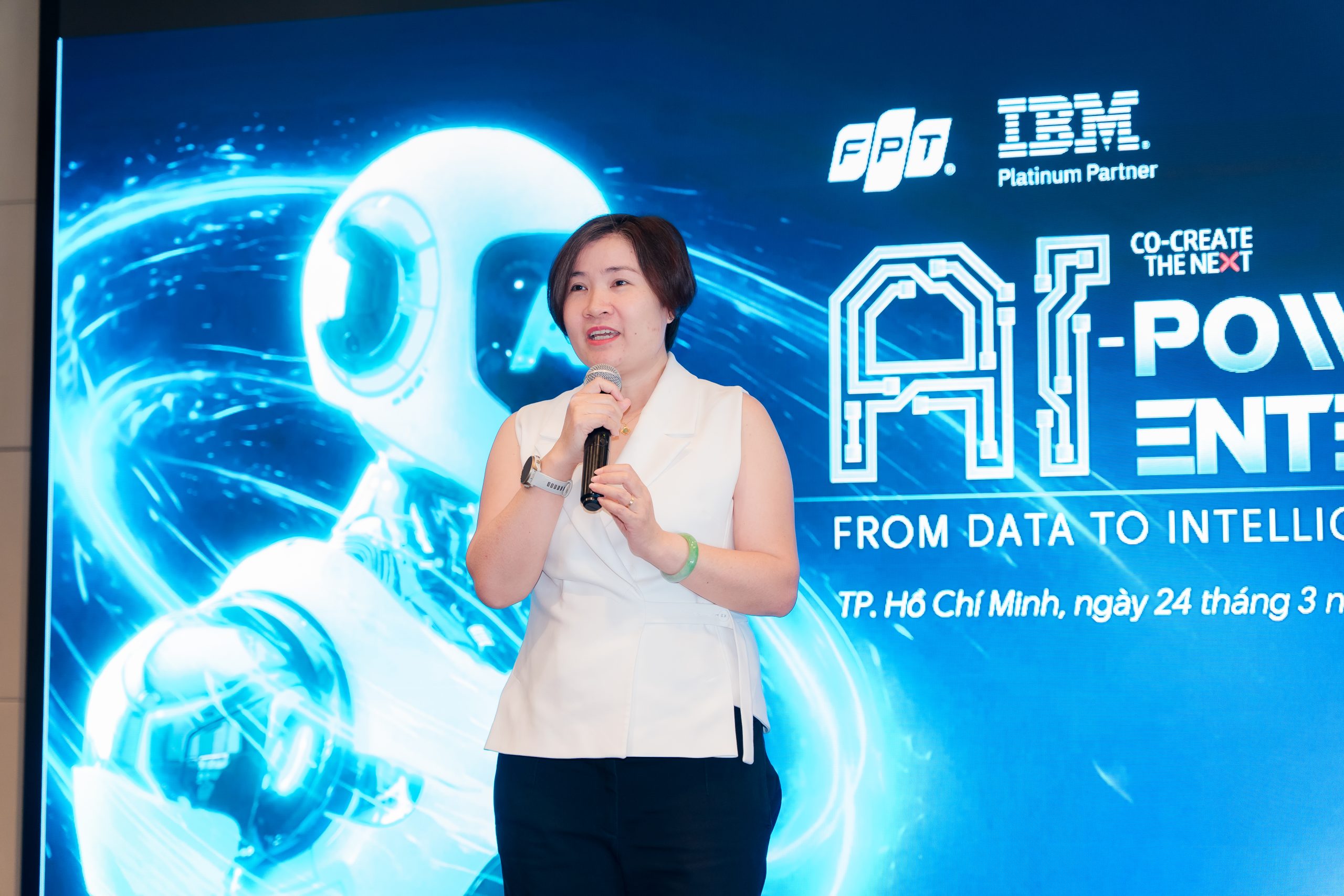 Chuyên gia từ FPT và IBM chia sẻ chiến lược vận hành thông minh từ dữ liệu và AI 9 Chị Việt Anh 1774578150