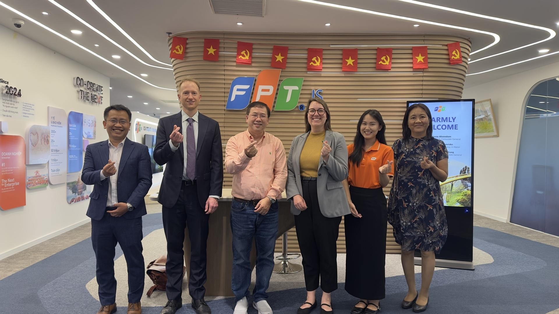 FPT đón tiếp đoàn Tổng Lãnh sự quán Hoa Kỳ tại Trung tâm R&D về công nghệ cao và chip bán dẫn tại 4 Đoàn đại Diện Tổng Lãnh Sự Quán Hoa Kỳ đến Thăm Và Làm Việc Tại Trung Tâm R&d Về Công Nghệ Cao Và Chip Bán Dẫn Tại Đà Nẵng Của Fpt 1774930781