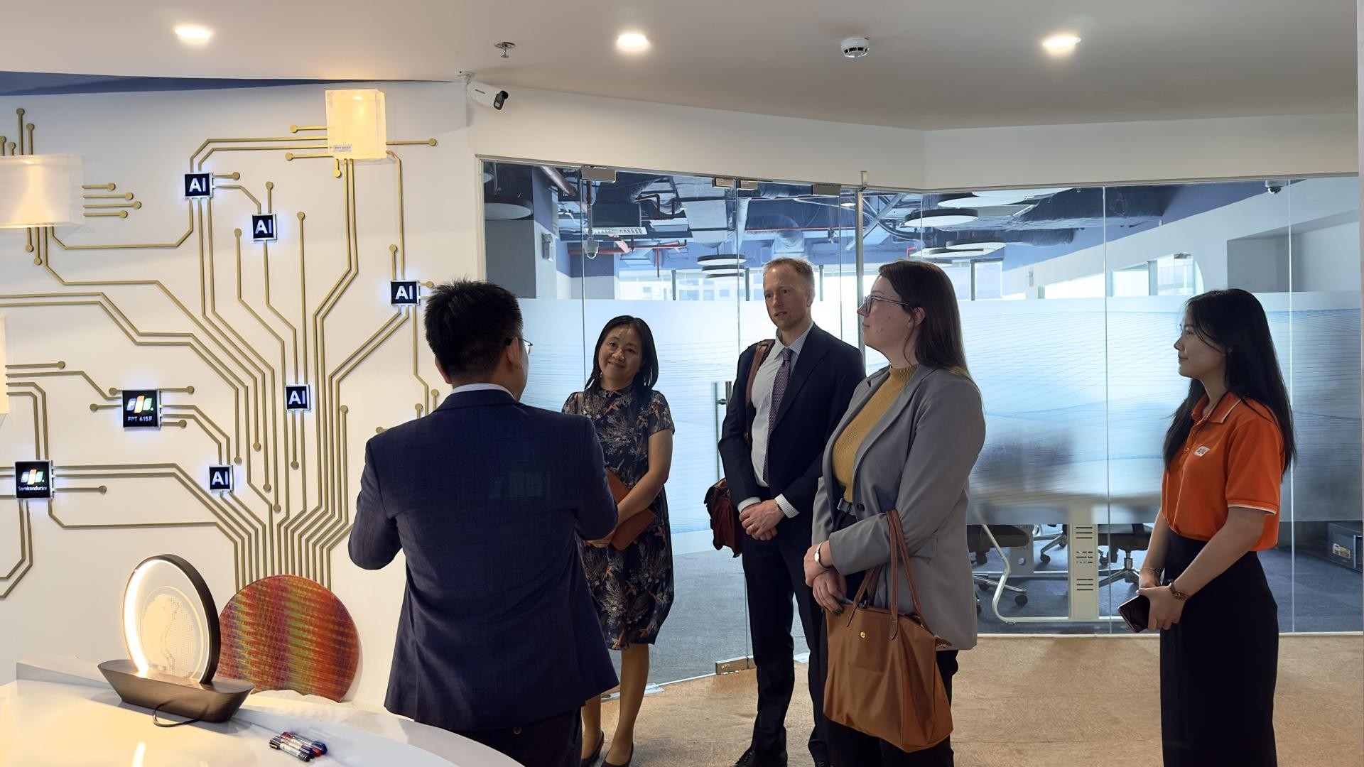 FPT đón tiếp đoàn Tổng Lãnh sự quán Hoa Kỳ tại Trung tâm R&D về công nghệ cao và chip bán dẫn tại 6 Fpt Giới Thiệu Năng Lực Nghiên Cứu, Thiết Kế Vi Mạch Và định Hướng Tham Gia Sâu Vào Chuỗi Giá Trị Bán Dẫn Toàn Cầu 1774930780