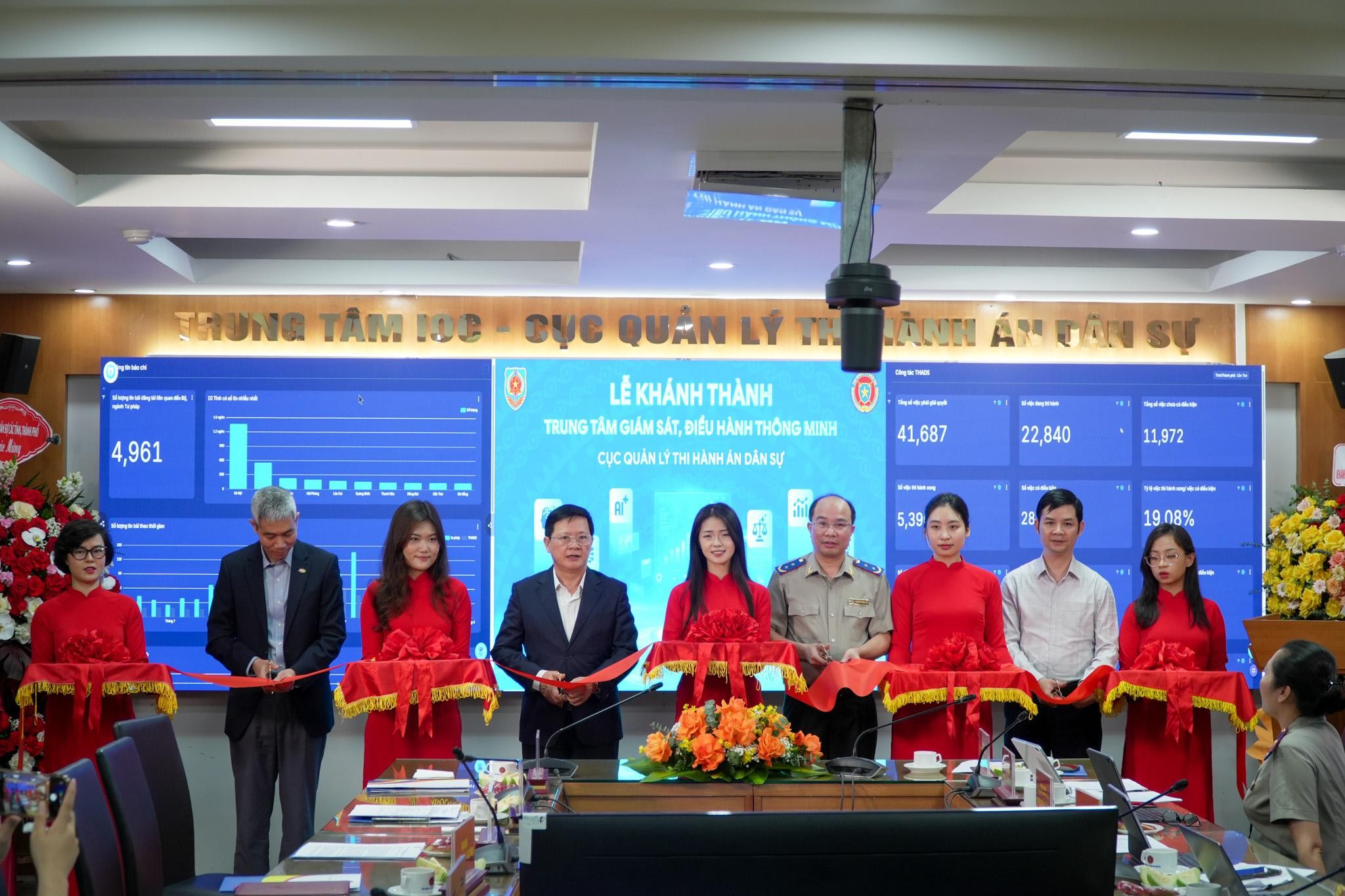 FPT song hành cùng Cục Quản lý THADS triển khai Trung tâm giám sát, điều hành thông minh Thi hành án dân sự, biến dữ liệu thành năng lực điều hành 9 Các đại Biểu Cắt Băng Khánh Thành Trung Tâm Giám Sát, điều Hành Thông Minh Cục Quản Lý Thi Hành án Dân Sự 1775204082