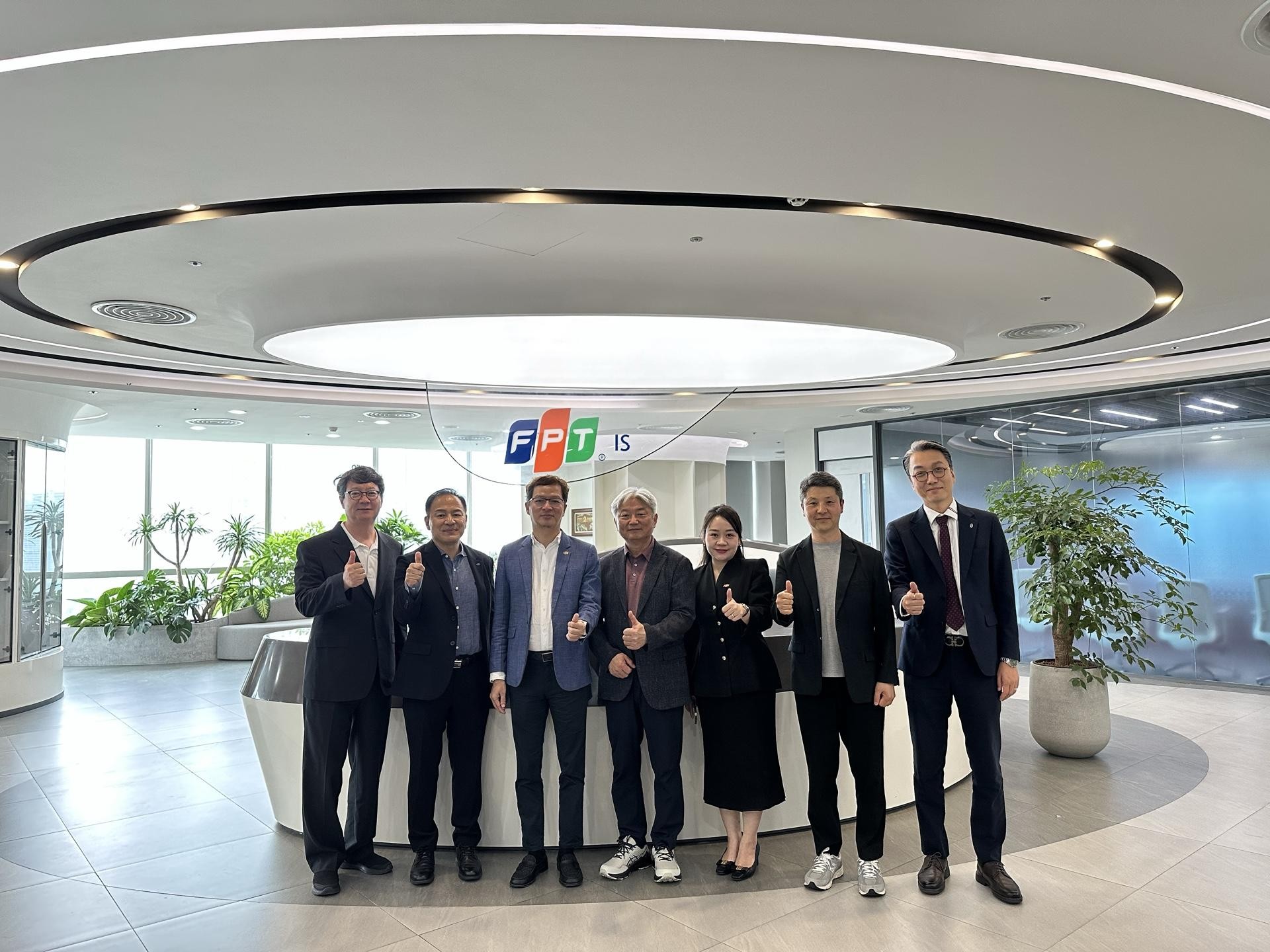 FPT ký hợp tác với hiệp hội mảng thiết kế chip bán dẫn hàng đầu Hàn Quốc nhân chuyến thăm cấp Nhà nước của Tổng thống Lee Jae Myung 6 Đại Diện Hiệp Hội Kfia Và Fpt Thống Nhất Tiếp Tục Có Những Hoạt động Phối Hợp Chặt Chẽ Trong Mảng Thiết Kế Chip Bán Dẫn Của Hàn Quốc Việt Nam 1777028820