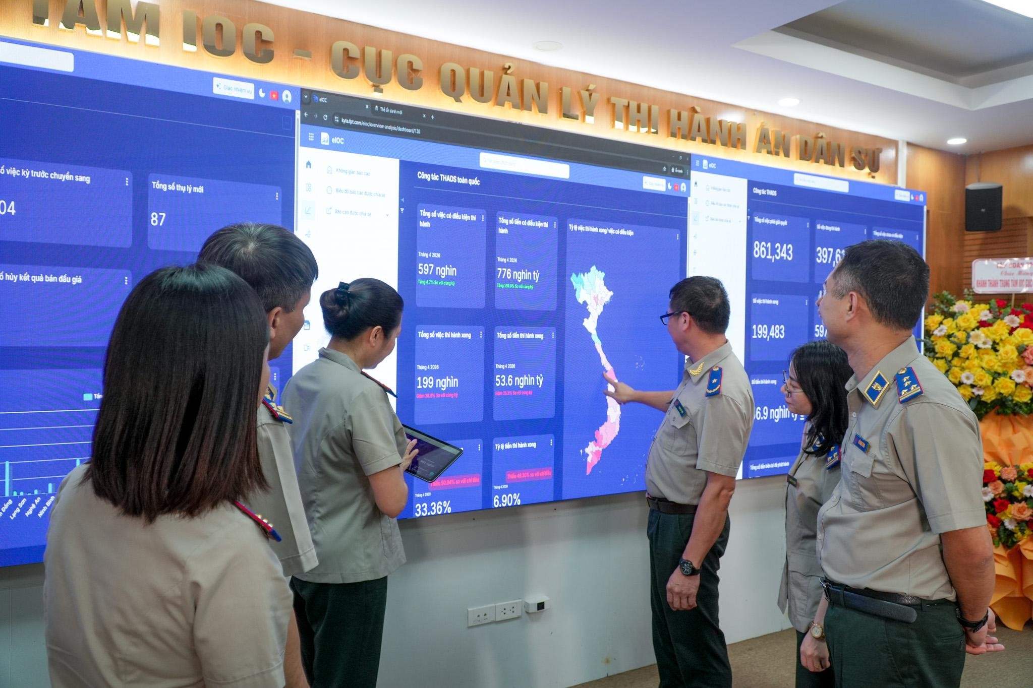 FPT song hành cùng Cục Quản lý THADS triển khai Trung tâm giám sát, điều hành thông minh Thi hành án dân sự, biến dữ liệu thành năng lực điều hành 12 Đại Diện Các đơn Vị Trao đổi Công Việc Trên Bảng điều Khiển Của Hệ Thống Ioc Thads 2 1775204079