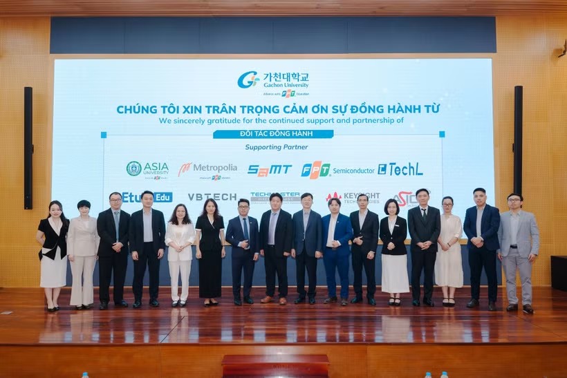 FPT cùng Đại học Gachon Hàn Quốc ra mắt chương trình cử nhân Công nghệ Bán dẫn và ký kết hợp tác thúc phát triển nhân lực chất lượng cao 4 Fpt Hợp Tác Với Đại Học Gachon Hàn Quốc đào Tạo Kỹ Sư Bán Dẫn Chất Lượng Cao Cho Việt Nam 1776336882