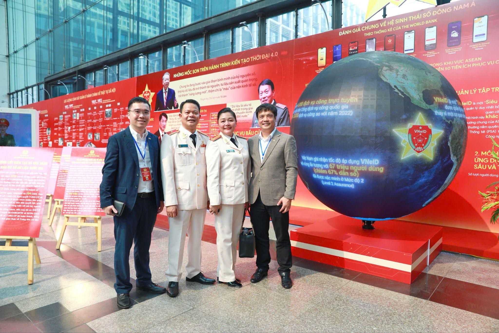 FPT tham gia sự kiện “80 năm xây dựng, chiến đấu và trưởng thành của lực lượng Cảnh sát QLHC về TTXH” 16 Fpt Với Năng Lực Làm Chủ Công Nghệ, Cam Kết Tiếp Tục đồng Hành Cùng Bộ Công An, Các Bộ, Ngành Mở Rộng Các Mô Hình Của Đề án 06 Trên Phạm Vi Toàn Quốc 2 1776141249