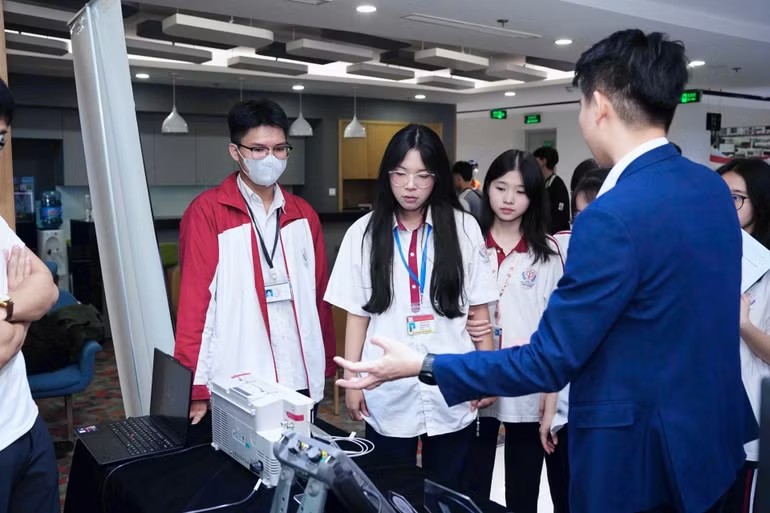 FPT cùng Đại học Gachon Hàn Quốc ra mắt chương trình cử nhân Công nghệ Bán dẫn và ký kết hợp tác thúc phát triển nhân lực chất lượng cao 5 Học Sinh Tham Gia Trải Nghiệm Tìm Hiểu Về Công Nghệ Bán Dẫn Tại Sự Kiện 1776336881