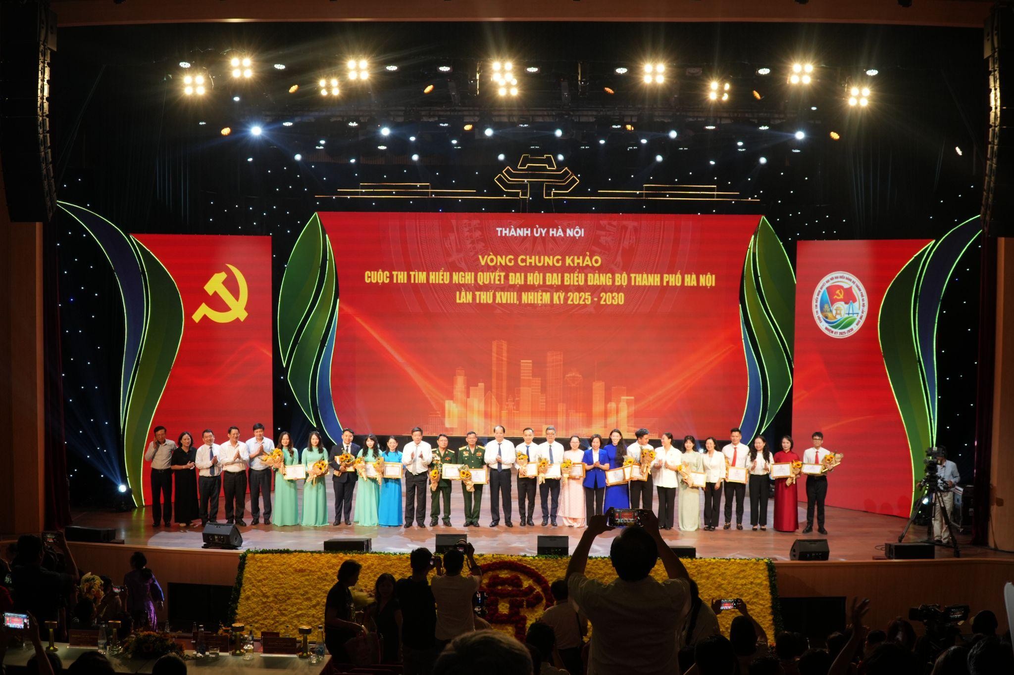 FPT đồng hành cùng Cuộc thi tìm hiểu Nghị quyết Đại hội Đảng bộ Hà Nội lần thứ XVIII 9 Lãnh đạo Thành Phố Trao Giải Cho Các đội Thi 1776244755