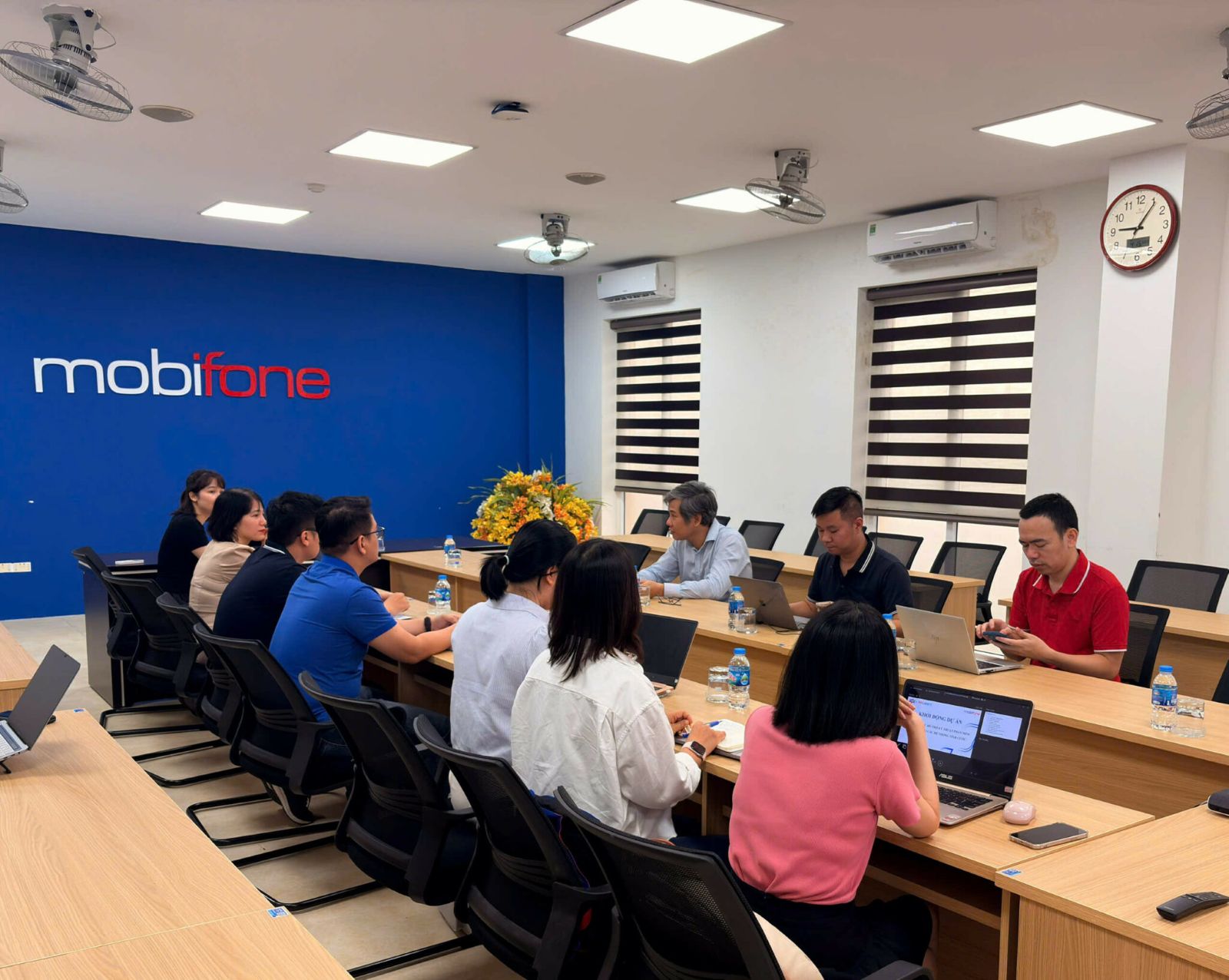 FPT tiếp tục đồng hành MobiFone triển khai dịch vụ vận hành hệ thống tính cước năm 2026 2 Mobifone Kick Off 2 Scaled 1776336525