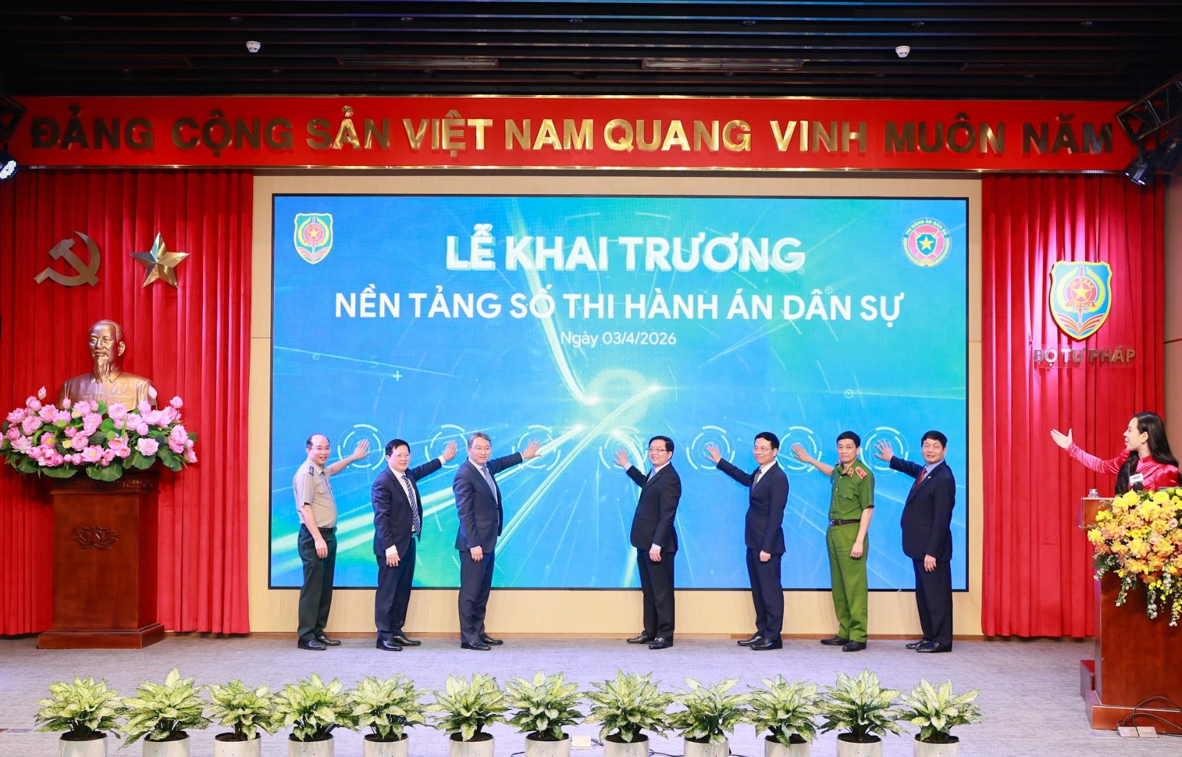 Chủ tịch FPT Trương Gia Bình: Nền tảng số Thi hành án dân sự là kỳ tích thực thi Nghị quyết 57/NQ-TW 6 Nền Tảng Số Thi Hành án Dân Sự Chính Thức Vận Hành Trên Toàn Quốc. 1775450735