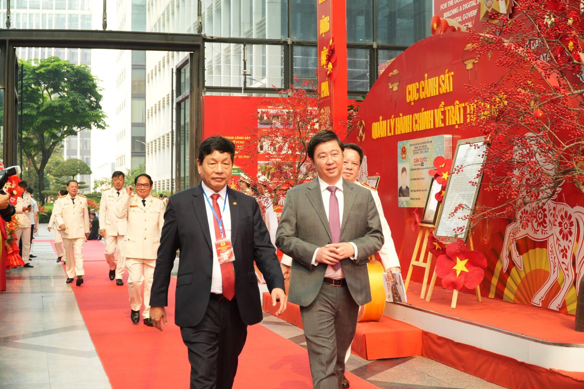 FPT tham gia sự kiện “80 năm xây dựng, chiến đấu và trưởng thành của lực lượng Cảnh sát QLHC về TTXH” 12 Ông Trương Gia Bình Chủ HĐqt Tập đoàn Fpt (bên Trái) Xuất Hiện Tại Sự Kiện 1776141252