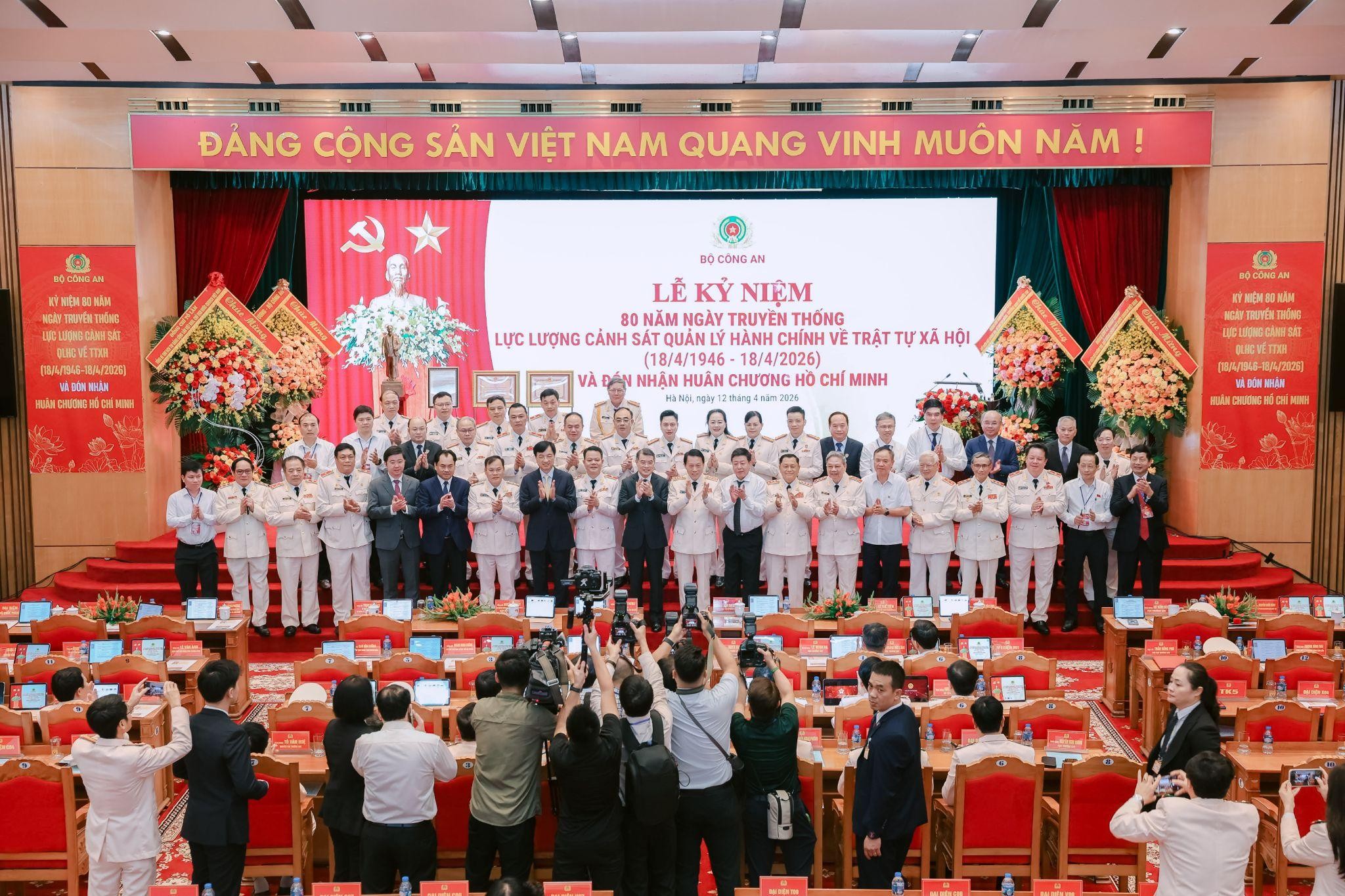 FPT tham gia sự kiện “80 năm xây dựng, chiến đấu và trưởng thành của lực lượng Cảnh sát QLHC về TTXH” 10 Thủ Tướng Lê Minh Hưng Và Các đại Biểu Tham Dự Lễ Kỷ Niệm 80 Năm Truyền Thống Lực Lượng Cảnh Sát Quản Lý Hành Chính Về Trật Tự Xã Hội 2 1776141254