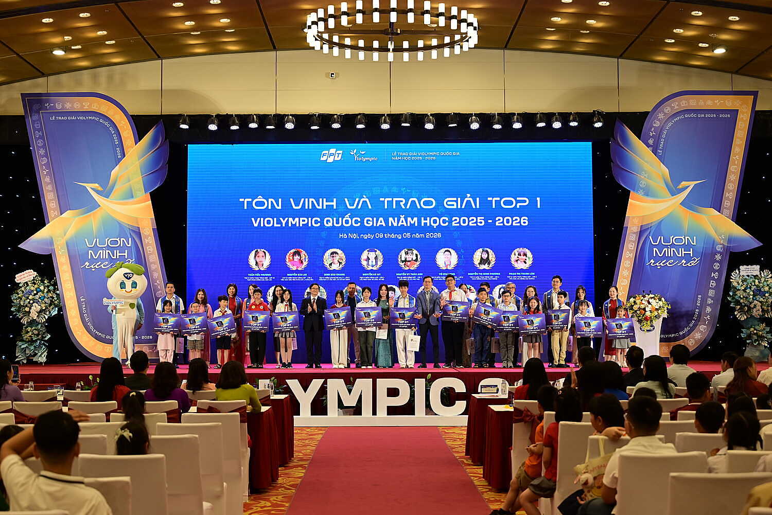 “Vươn mình rực rỡ” - Dấu ấn tại Lễ trao giải Violympic năm học 2025-2026 4 Btc Vinh Danh Các Học Sinh đạt Giải 1779418432