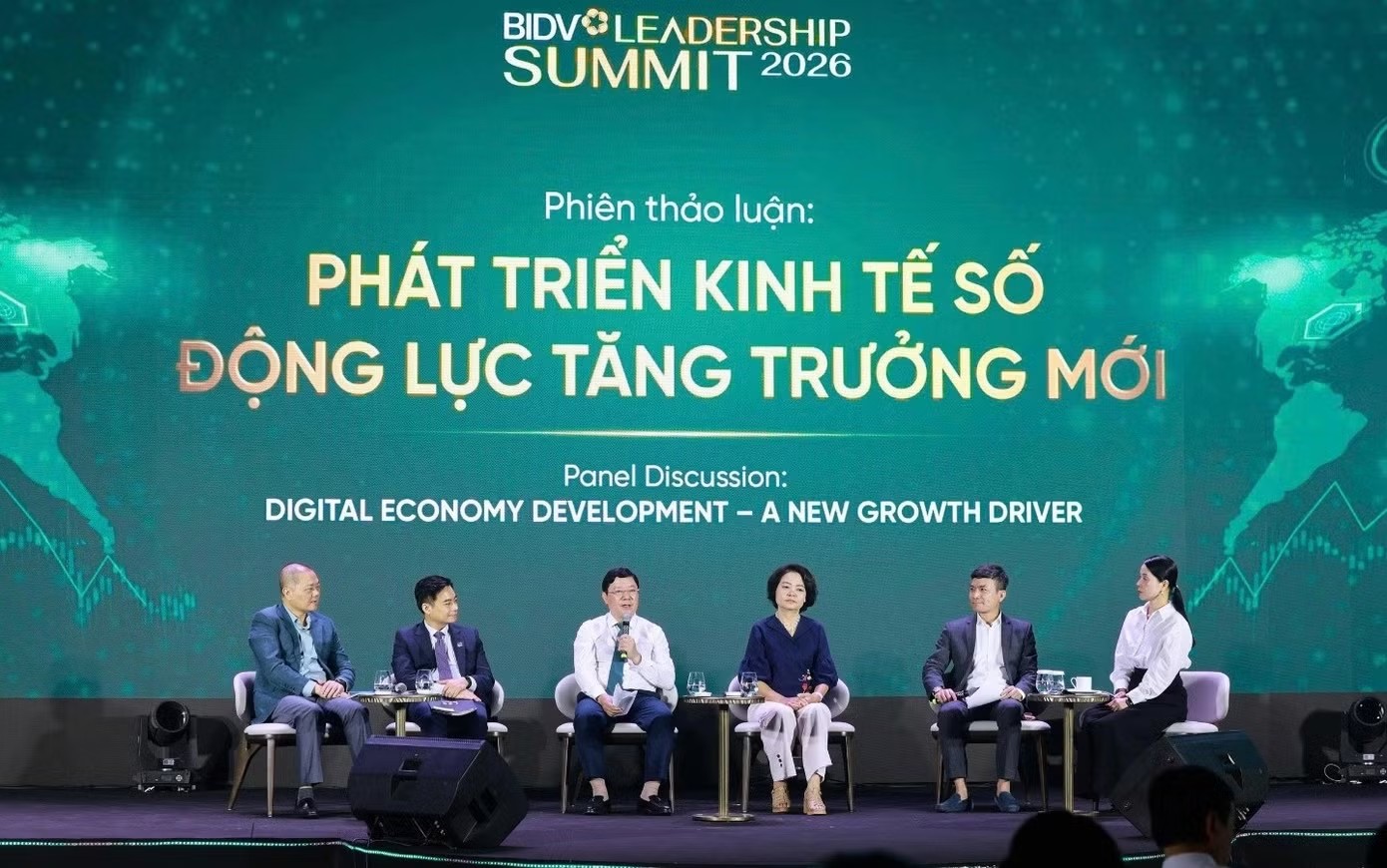 FPT đồng hành BIDV kiến tạo hệ sinh thái tài chính số toàn diện, thúc đẩy doanh nghiệp Việt tăng trưởng trong kỷ nguyên nhiều biến động 5 Đại Diện Các Chuyên Gia, Lãnh đạo Ngân Hàng Trao đổi Tại Hội Thảo 1778056281