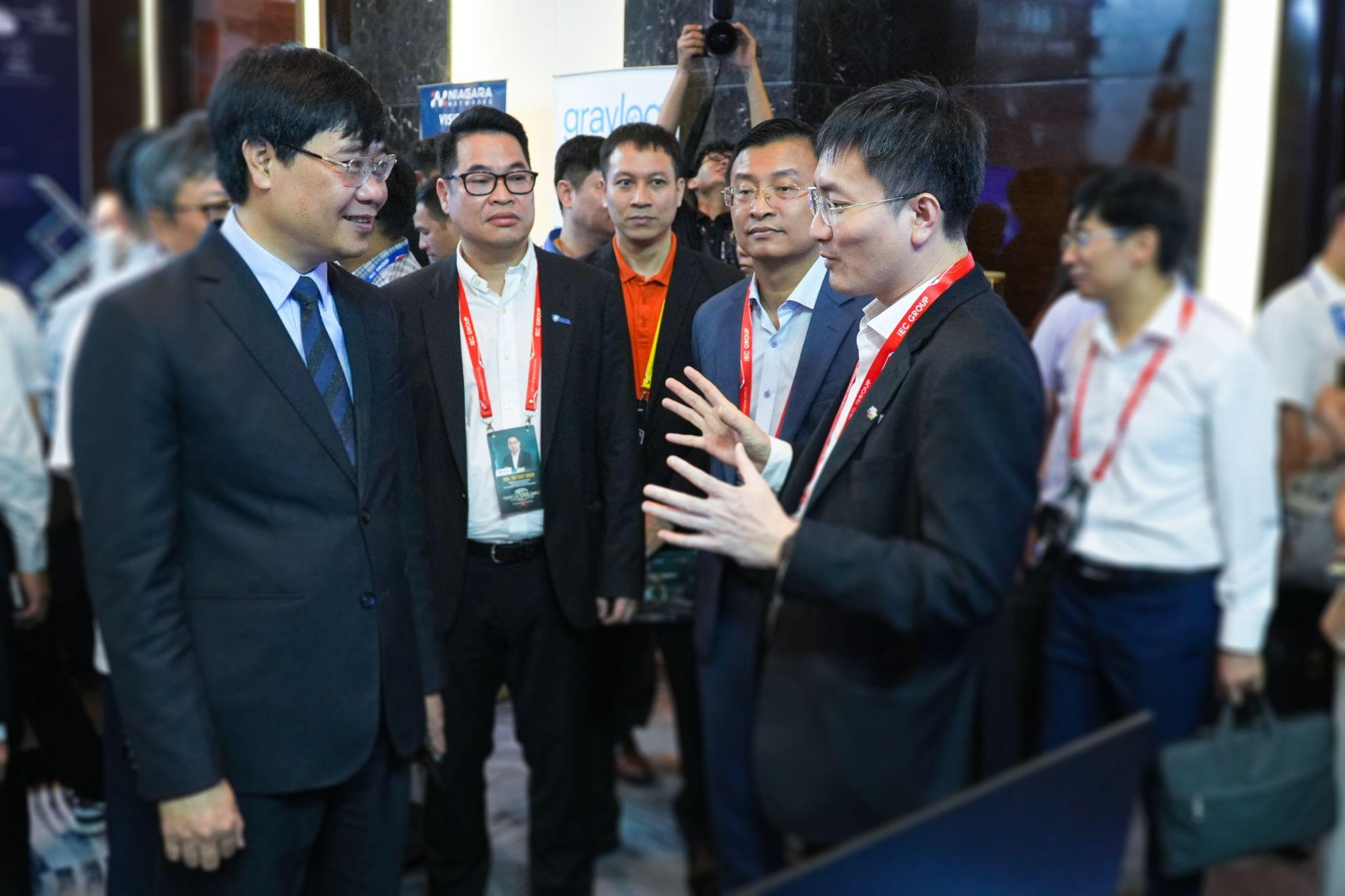 FPT giới thiệu mô hình bảo mật toàn diện trên nền tảng khung 5 cấp độ trưởng thành AI tại Vietnam Security Summit 2026 8 Đại Tá, Tiến Sĩ Nguyễn Hồng Quân, Thiếu Tướng Nguyễn Tùng Hưng Cùng đoàn đại Biểu Nghe Giới Thiệu Về Góc Tiếp Cận Và Hệ Sinh Thái Bảo Mật Made By Fpt 1779682667