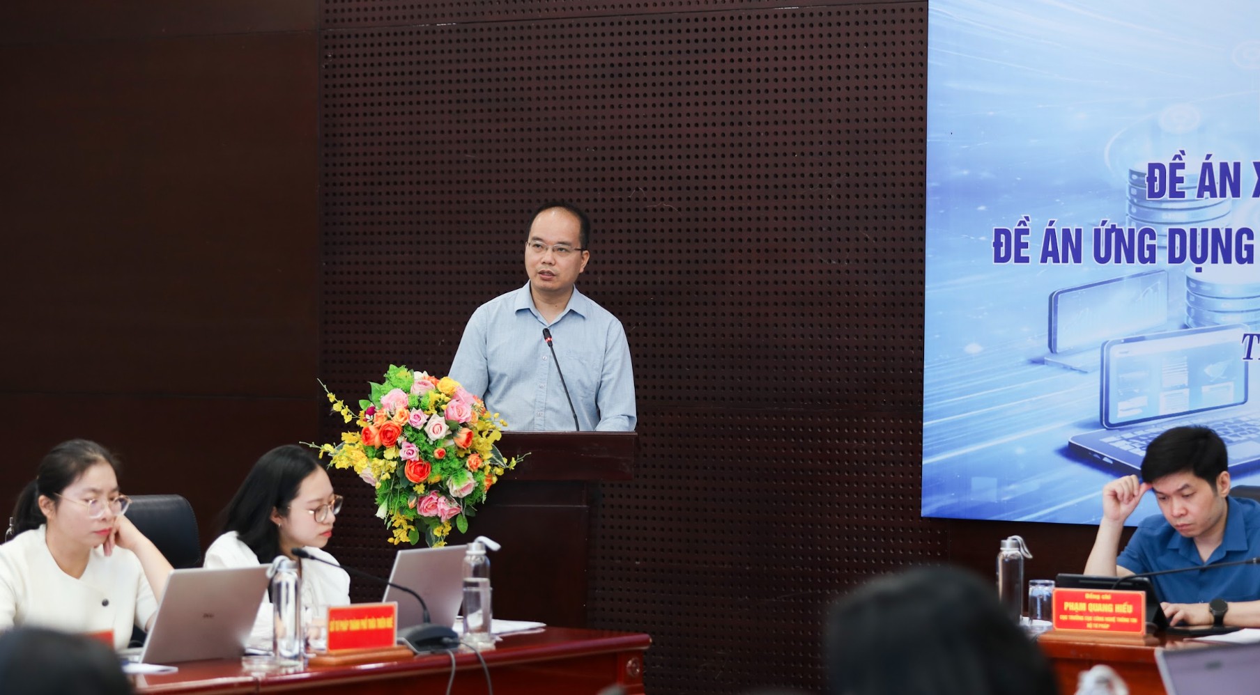 FPT đồng hành cùng Bộ Tư pháp tại Hội thảo lấy ý kiến đề án xây dựng cơ sở lớn về pháp luật và đề án ứng dụng AI trong xây dựng và tổ chức thi hành pháp luật 7 Ông Phạm Quang Nhật Minh Giám đốc Trung Tâm R&d Ai Fpt Is, Tập đoàn Fpt Phân Tích Vai Trò Ai Trong Lĩnh Vực Pháp Luật 1779103329