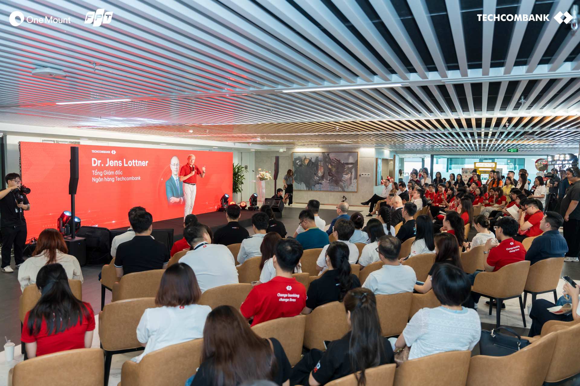 FPT đồng hành cùng Techcombank và One Mount Group ra mắt ứng dụng T-Shop, tiếp sức hộ kinh doanh trong kỷ nguyên số 6 Cam06756 (1) 1780307204