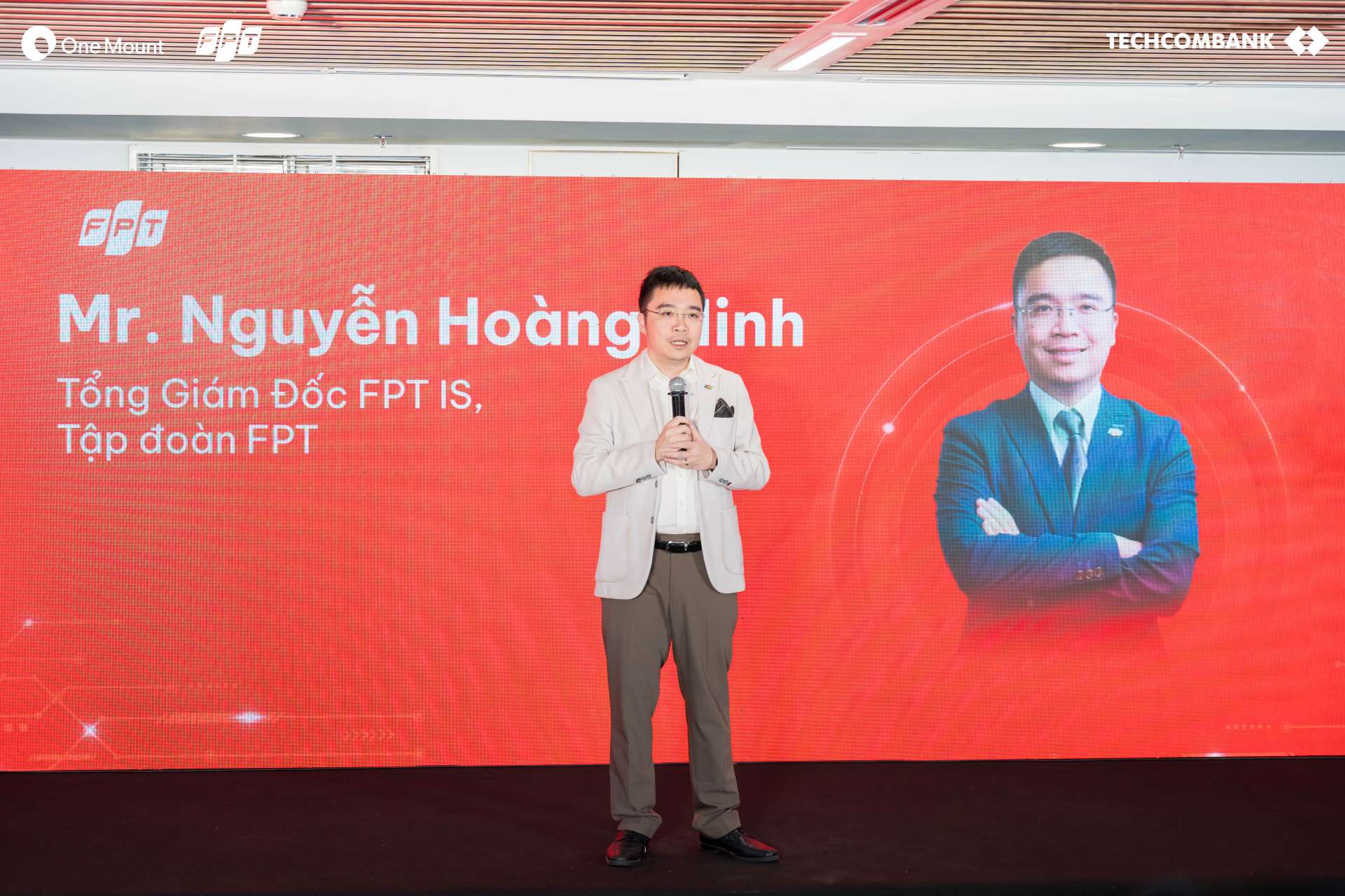 FPT đồng hành cùng Techcombank và One Mount Group ra mắt ứng dụng T-Shop, tiếp sức hộ kinh doanh trong kỷ nguyên số 7 Cam06798 (1) 1780307203