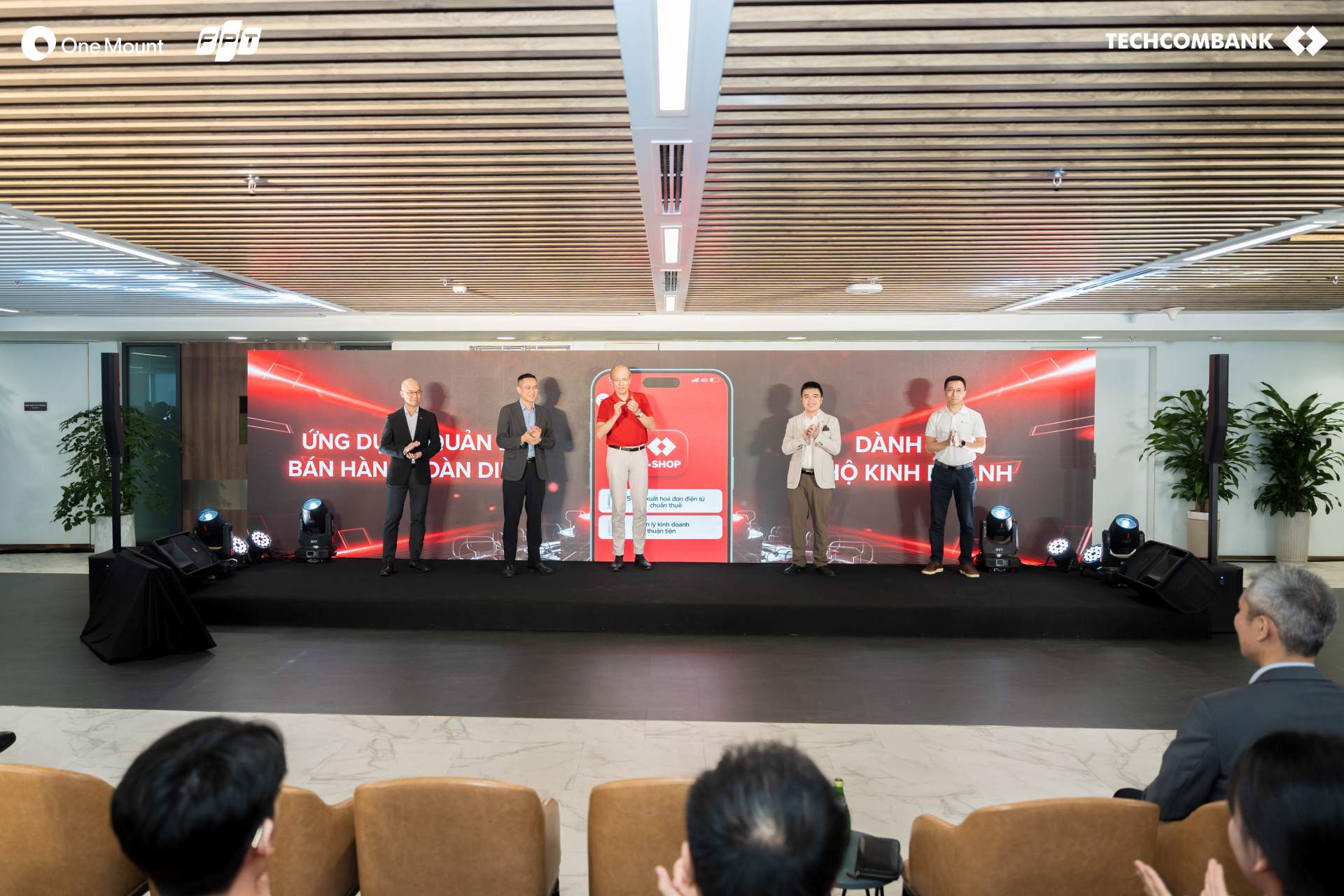 FPT đồng hành cùng Techcombank và One Mount Group ra mắt ứng dụng T-Shop, tiếp sức hộ kinh doanh trong kỷ nguyên số 5 Cam06953 (1) 1780307204