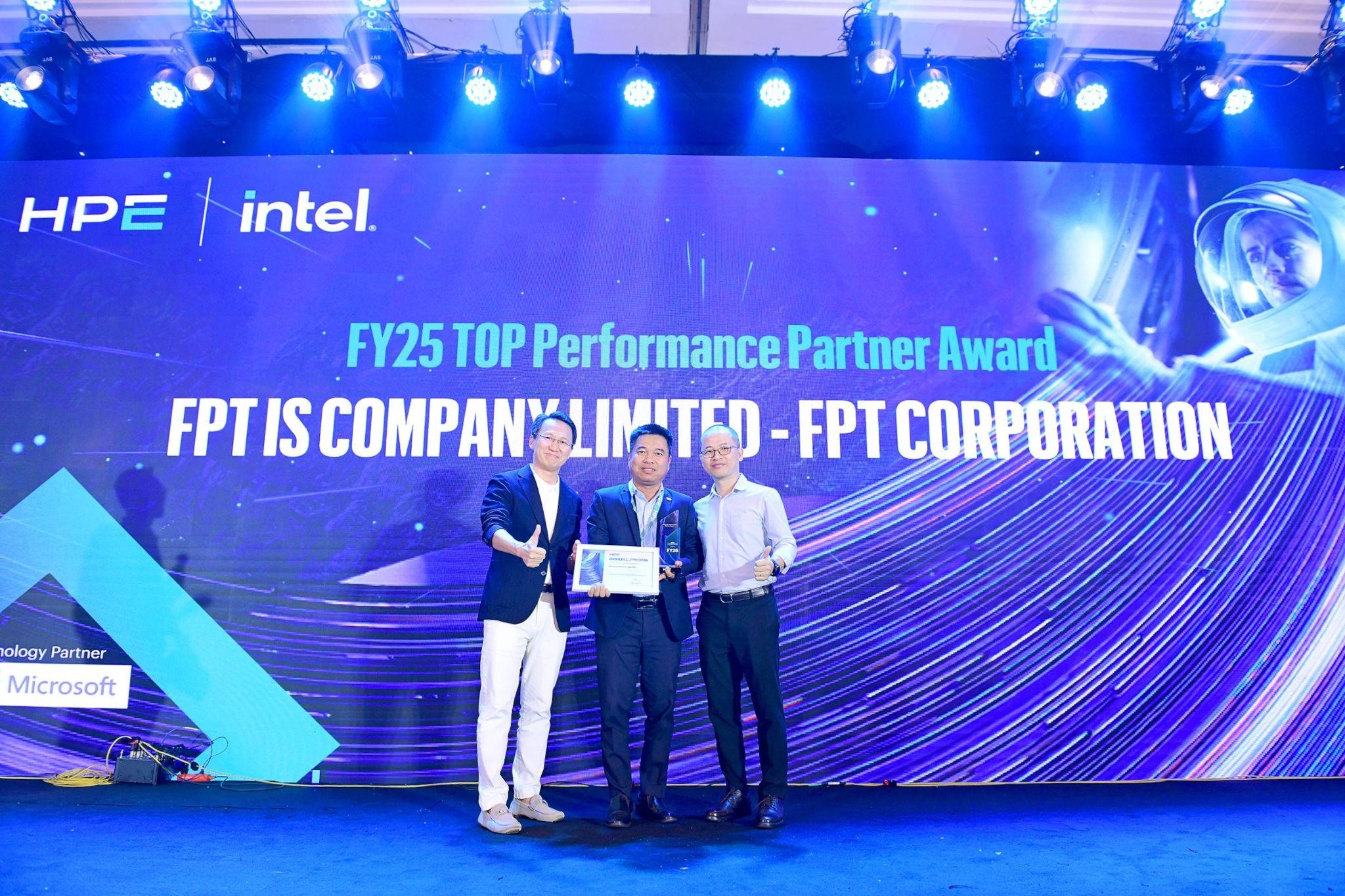 FPT – đối tác Platinum đầu tiên và duy nhất của HPE tại Việt Nam tiếp tục được vinh danh với thành tích kinh doanh nổi bật năm 2025 4 Đại Diện Fpt (đứng Giữa) Nhận Giải Fy25 Top Performance Partner Award Tại Tại đầu Cầu Tp.hcm 1780305323