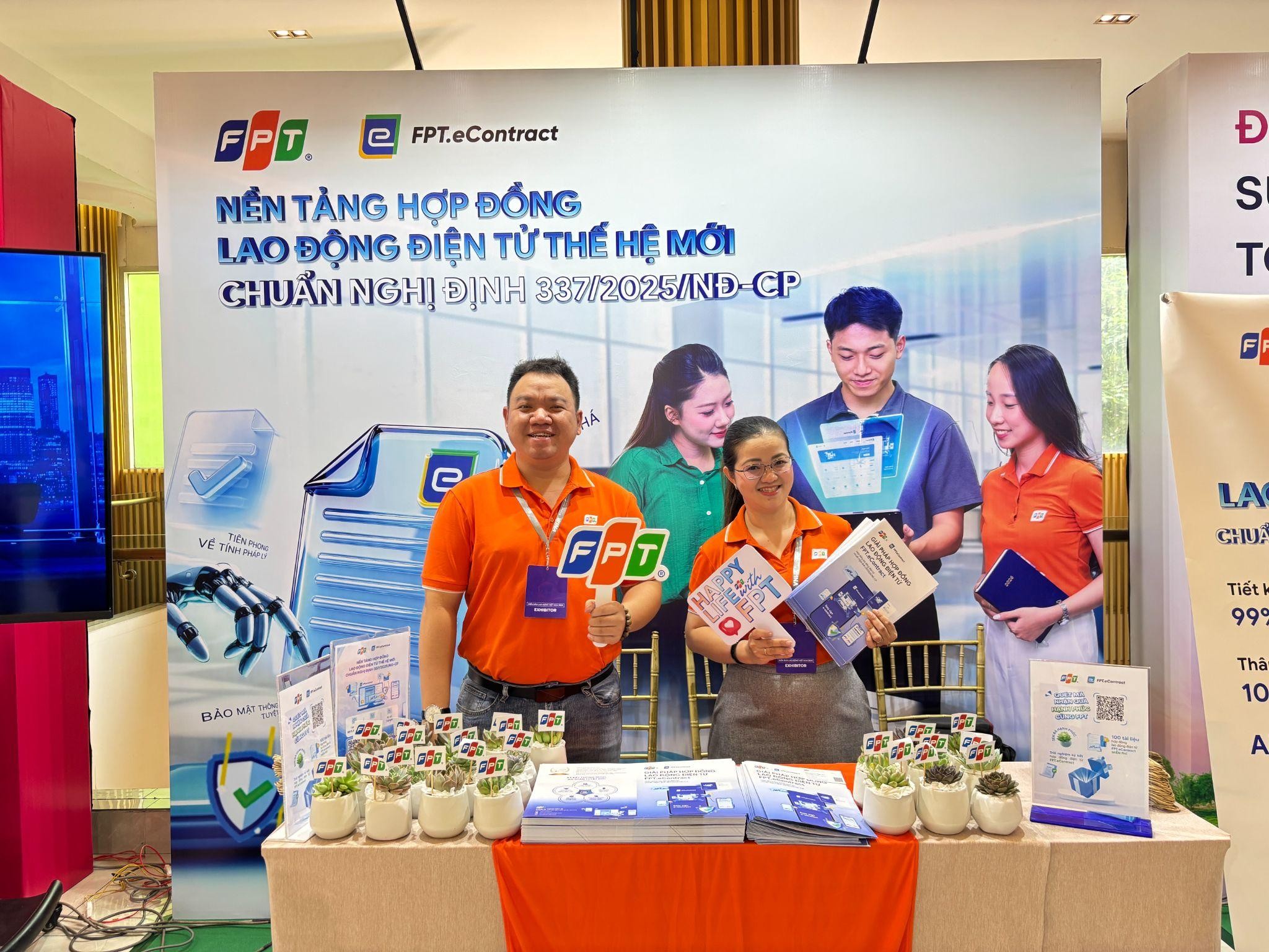 FPT cùng doanh nghiệp làm chủ lộ trình triển khai hợp đồng lao động điện tử chuẩn Nghị định 337/2025/NĐ-CP 11 Fpt Giới Thiệu Fpt.econtract Tại Gian Hàng Triển Lãm 2 1780904491