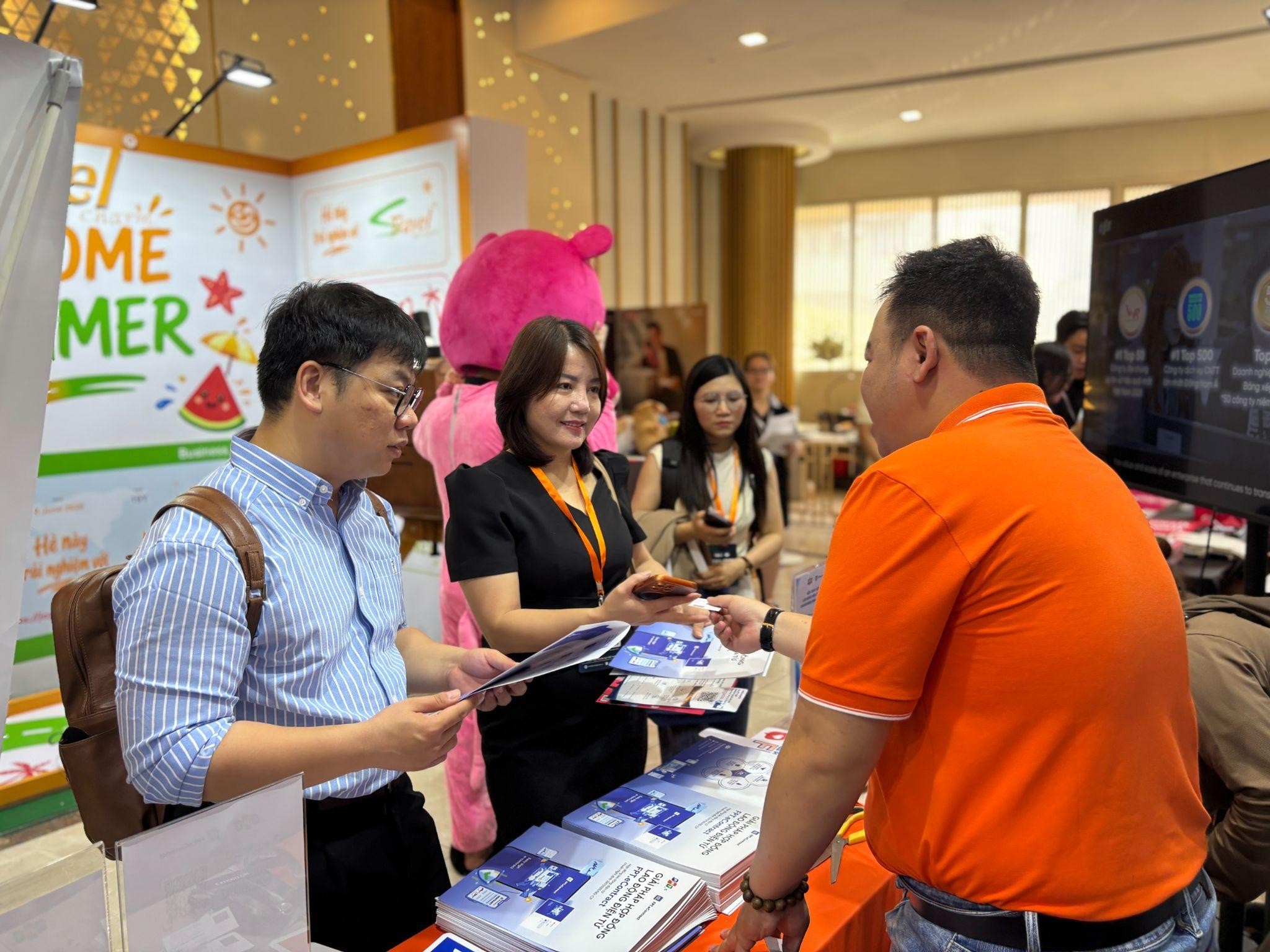 FPT cùng doanh nghiệp làm chủ lộ trình triển khai hợp đồng lao động điện tử chuẩn Nghị định 337/2025/NĐ-CP 12 Fpt Giới Thiệu Fpt.econtract Tại Gian Hàng Triển Lãm 3 1780904490