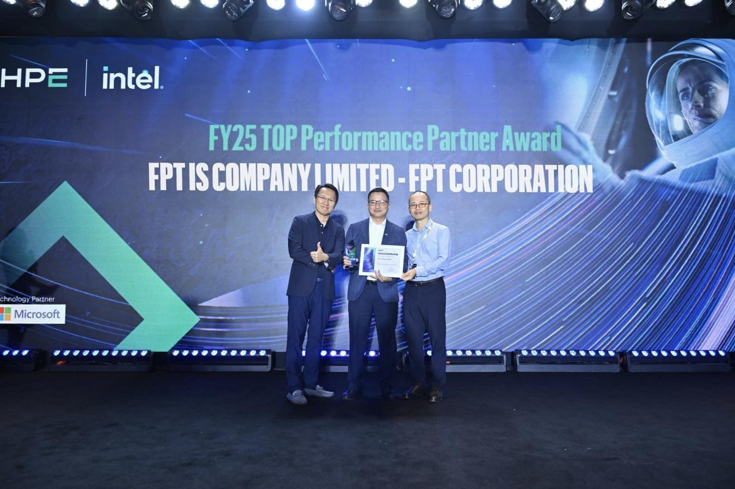 FPT – đối tác Platinum đầu tiên và duy nhất của HPE tại Việt Nam tiếp tục được vinh danh với thành tích kinh doanh nổi bật năm 2025 3 Fpt Tiếp Tục được Hpe Vinh Danh Top Performance Partner Award. Đại Diện Fpt (đứng Giữa) Nhận Giải Tại Sự Kiện đầu Cầu Hà Nội 1780305324