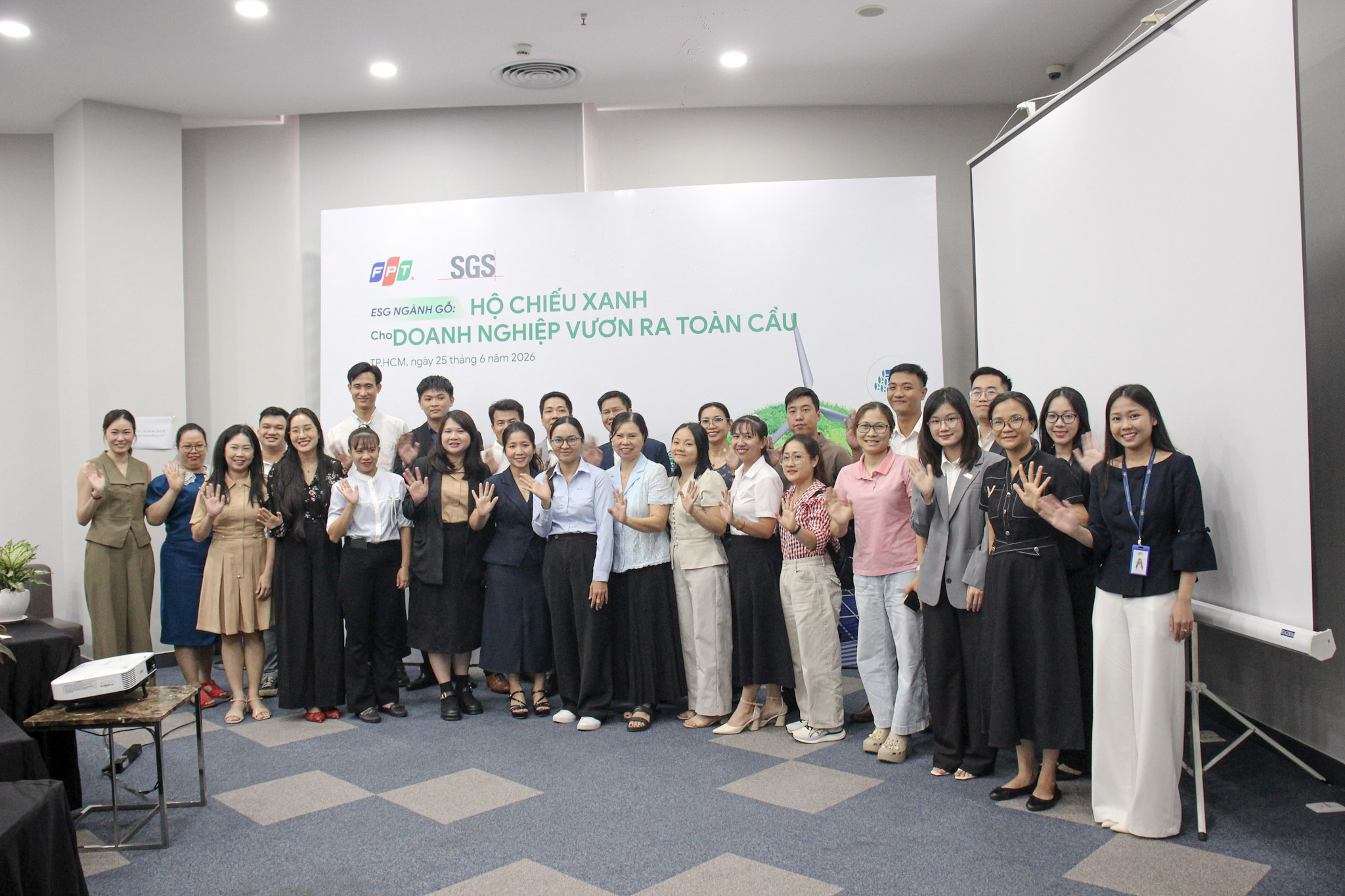 FPT và SGS Việt Nam đồng hành cùng doanh nghiệp ngành Gỗ xây dựng "hộ chiếu xanh" vươn ra thị trường toàn cầu 7 Hình ảnh Tập Thể 1782725296