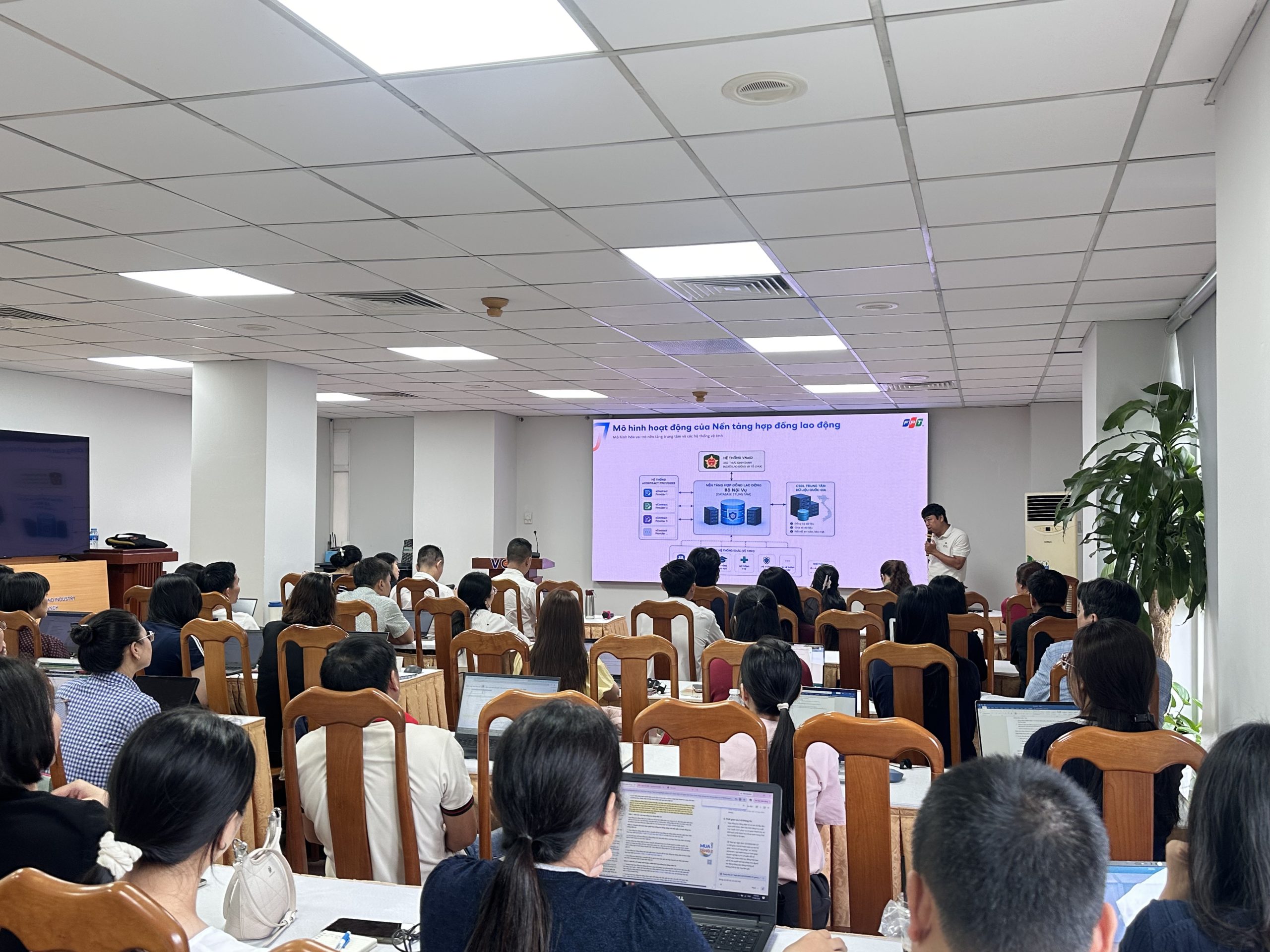 Doanh nghiệp sẵn sàng cho kỷ nguyên hợp đồng điện tử: Góc nhìn pháp lý và thực tiễn từ chuyên gia FPT 8 Học Viên Chăm Chú Lắng Nghe Bài Giảng 1781856001
