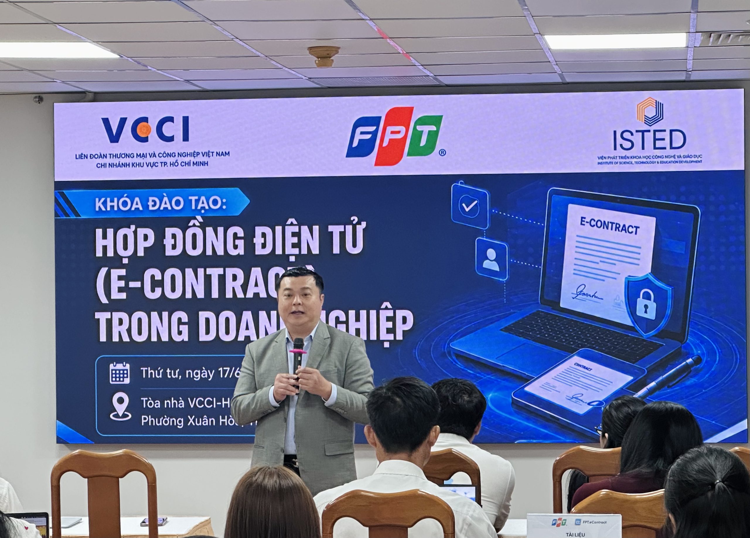 Doanh nghiệp sẵn sàng cho kỷ nguyên hợp đồng điện tử: Góc nhìn pháp lý và thực tiễn từ chuyên gia FPT 6 Ông Nguyễn Đoàn Thông Vcci 1781855457