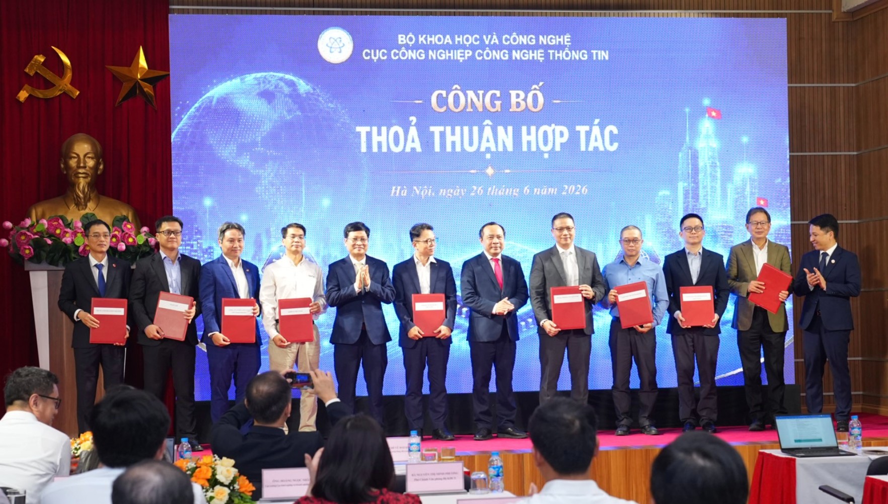 FPT đồng hành cùng Trung tâm quốc gia hỗ trợ sản xuất thử chip bán dẫn, thúc đẩy hệ sinh thái chip bán dẫn Make in Vietnam 5 Trung Tâm Quốc Gia Hỗ Trợ Sản Xuất Thử Chip Bán Dẫn Và Fpt Ký Kết Biên Bản Ghi Nhớ 1782458752
