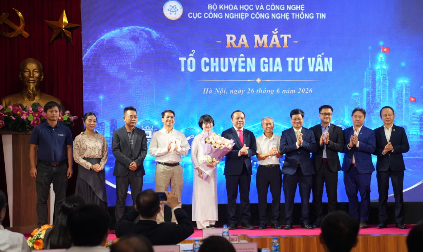 FPT đồng hành cùng Trung tâm quốc gia hỗ trợ sản xuất thử chip bán dẫn, thúc đẩy hệ sinh thái chip bán dẫn Make in Vietnam 6 Trung Tâm Công Bố Thành Lập Tổ Chuyên Gia Tư Vấn Trong Lĩnh Vực Bán Dẫn 1782458751