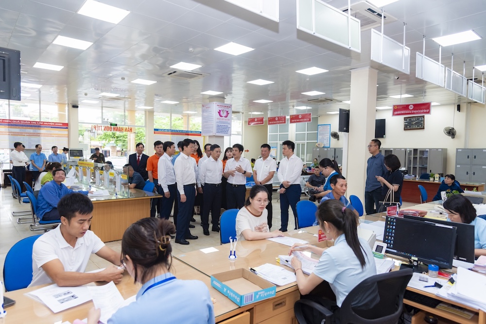 FPT cùng UBND tỉnh Quảng Ninh thúc đẩy chuyển đổi số toàn diện, hiện đại hóa nền hành chính công 1 Lanh Dao Tinh Quang Ninh Va Tong Giam Doc Fpt Khao Sat Trong Ngay Dau Trien Khai Mo Hinh Chinh Quyen Hai Cap Moi 1 17513473709821605648038 1781147902