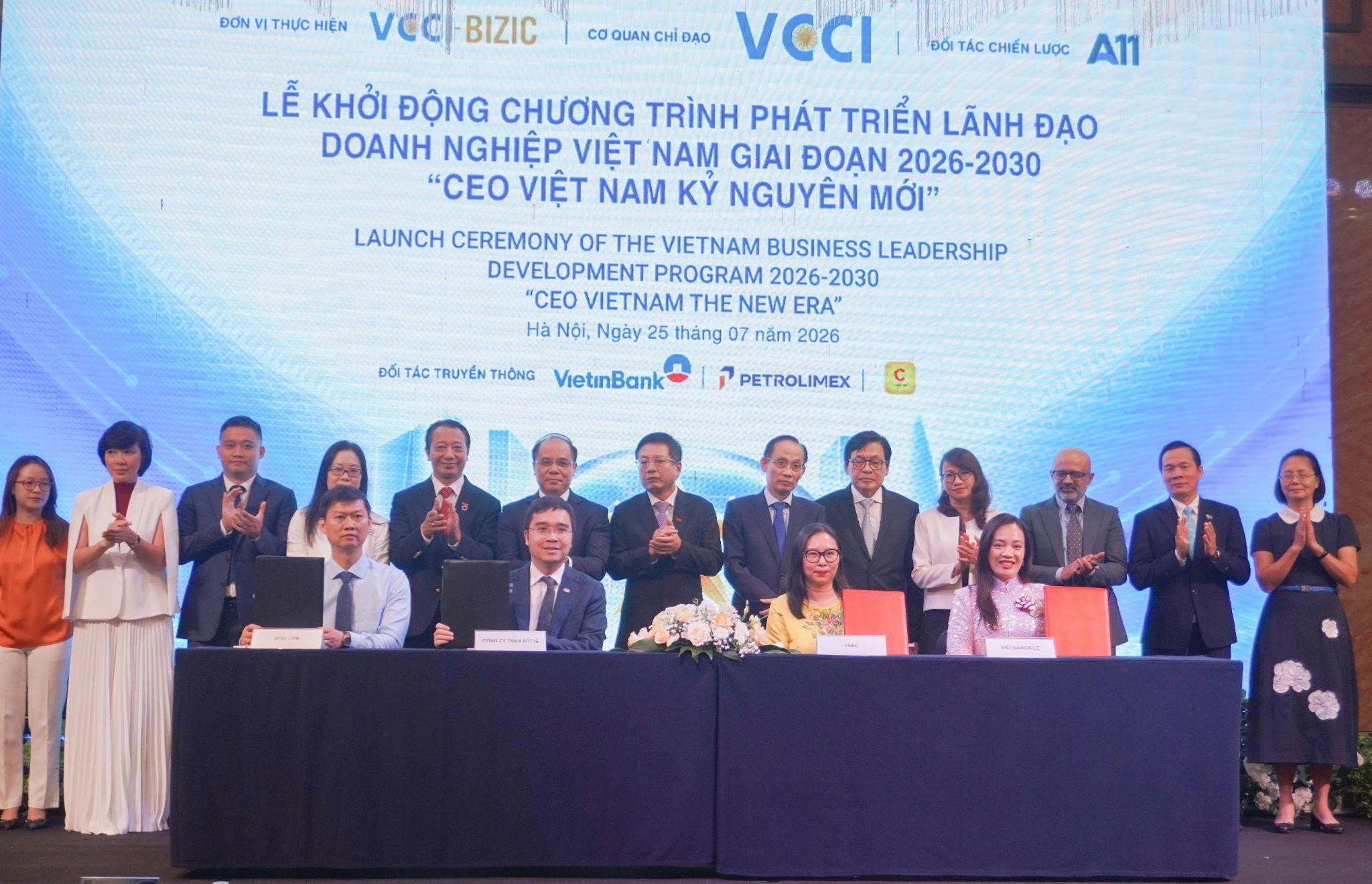 FPT đồng hành cùng VCCI trong chương trình 10.000 CEO Việt Nam kỷ nguyên mới 8 Viện Công Nghệ đổi Mới Sáng Tạo Và Fpt Is Ký Kết Thỏa Thuận Hợp Tác (bên Trái) 1785146883