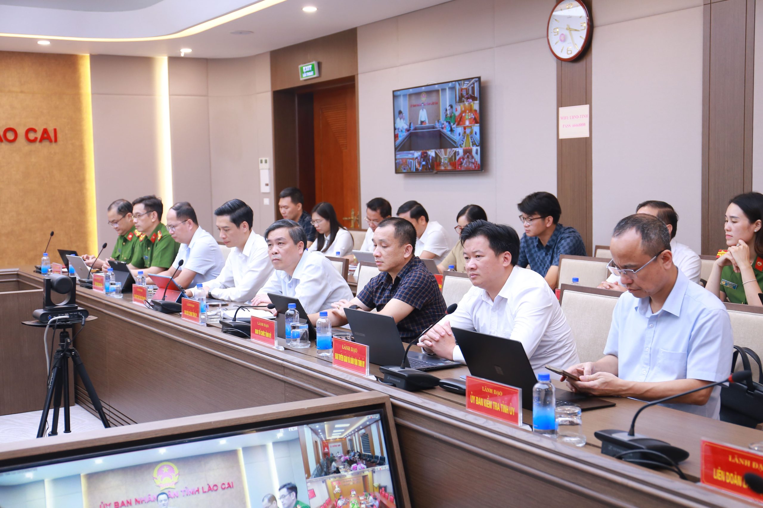 Lào Cai phát động Chiến dịch 90 ngày xây dựng cơ sở dữ liệu, tăng tốc hình thành nền tảng dữ liệu số toàn tỉnh với sự đồng hành của FPT 5 Ảnh 2 Các đại Biểu Dự Lễ Phát động Chiến Dịch 90 Ngày Xây Dựng Cơ Sở Dữ Liệu Tỉnh Lào Cai 1786077640