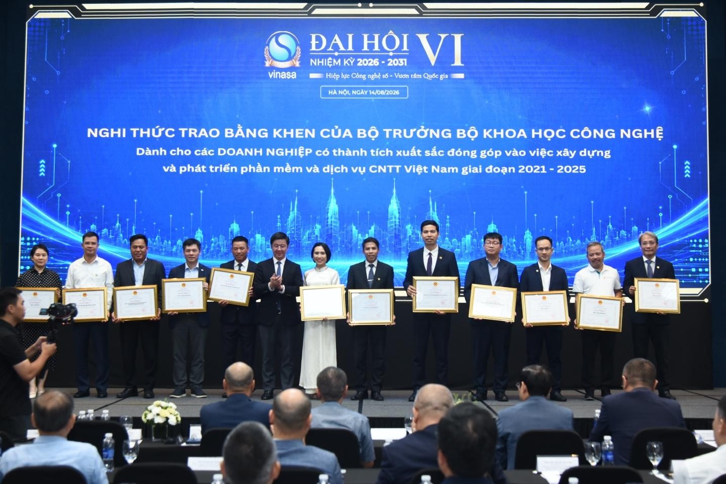 FPT được Bộ Khoa học và Công nghệ vinh danh nhờ đóng góp cho ngành phần mềm và dịch vụ CNTT Việt Nam 2 Đại Diện Fpt Nhận Bằng Khen Gồm ông Trần Phong Lãm, Giám đốc Khối Chính Phủ Fpt Is, Tập đoàn Fpt Và Bà Nguyễn Thị Đan Phượng, Trưởng Ban Marketing Và Trải Nghiệm Khách Hàng Toàn Cầu Fpt Software, Tập đoàn Fpt 1786950874